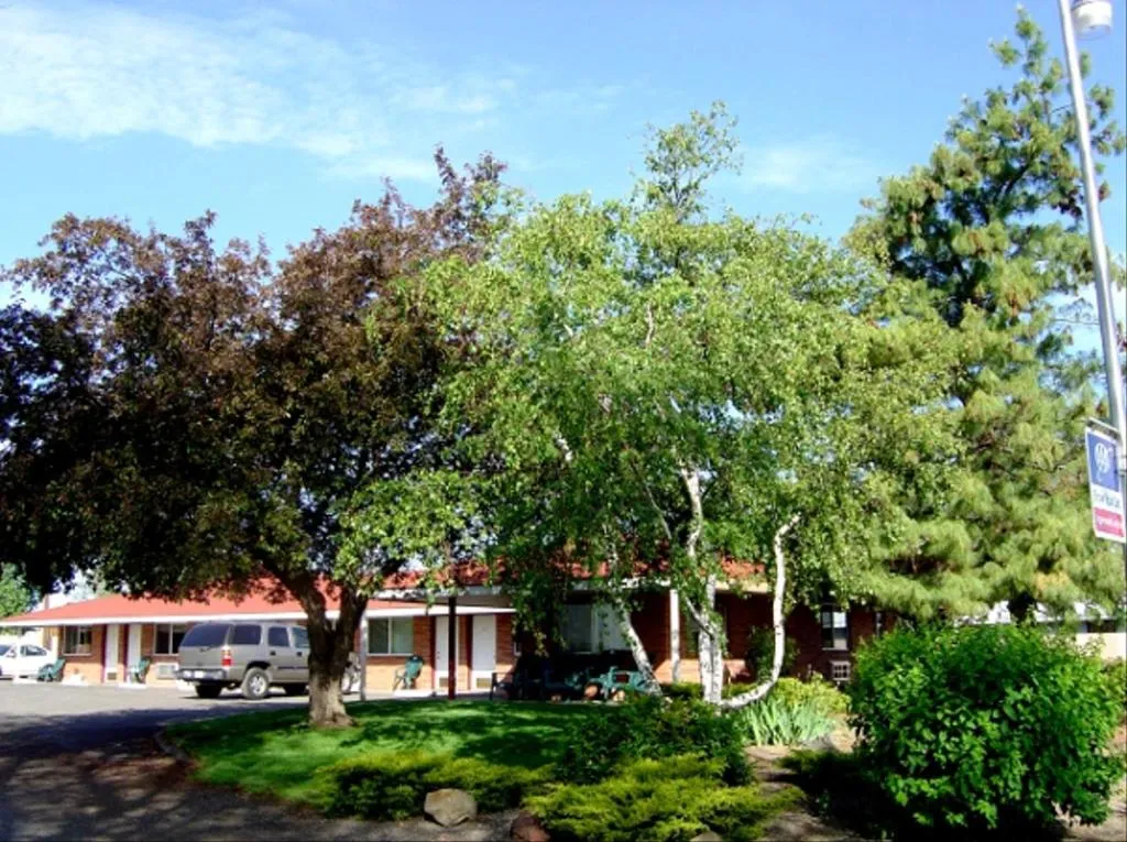 Day in Golden West Motel