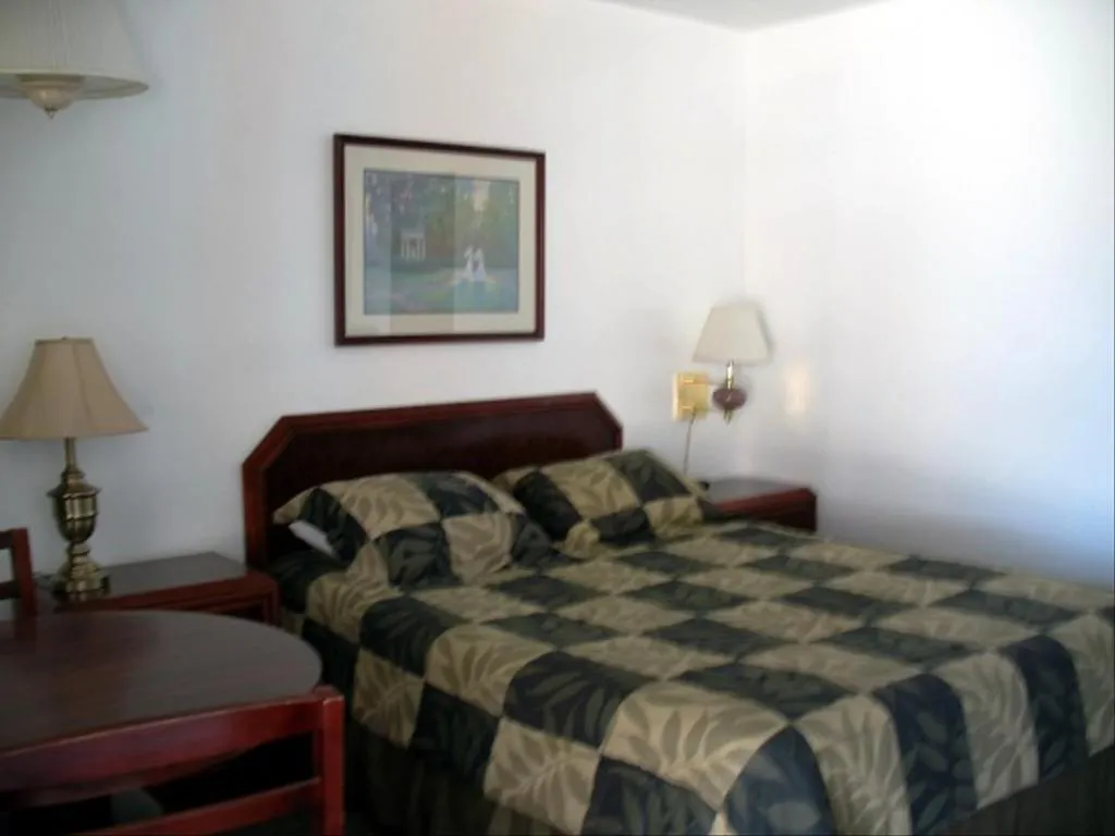 Photo of the whole room, Bed in Golden West Motel