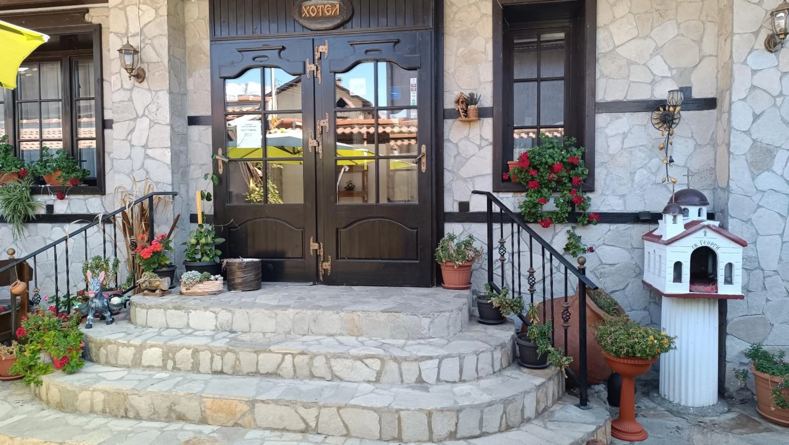 Facade/entrance in Hotel St. George Pobedonosets