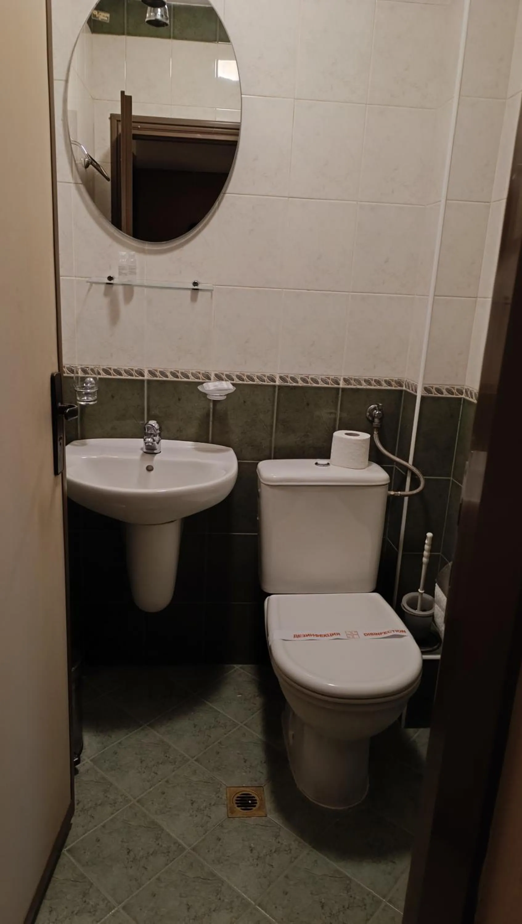 Toilet in Hotel St. George Pobedonosets