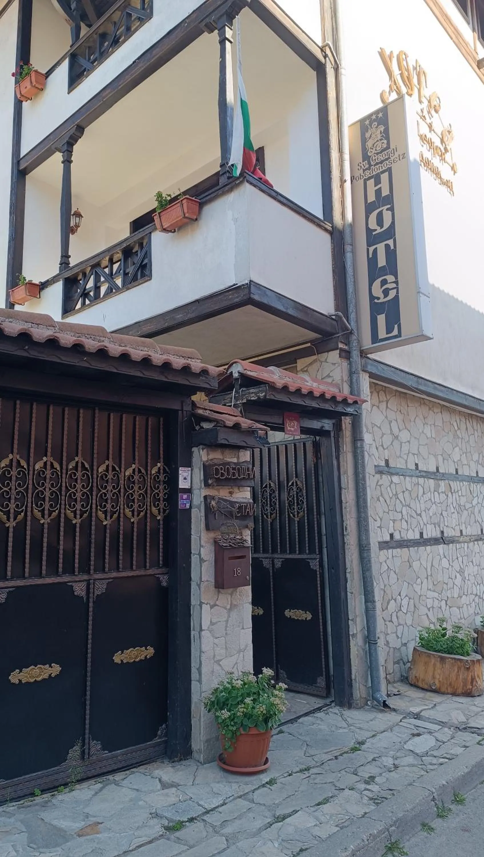 Facade/entrance in Hotel St. George Pobedonosets