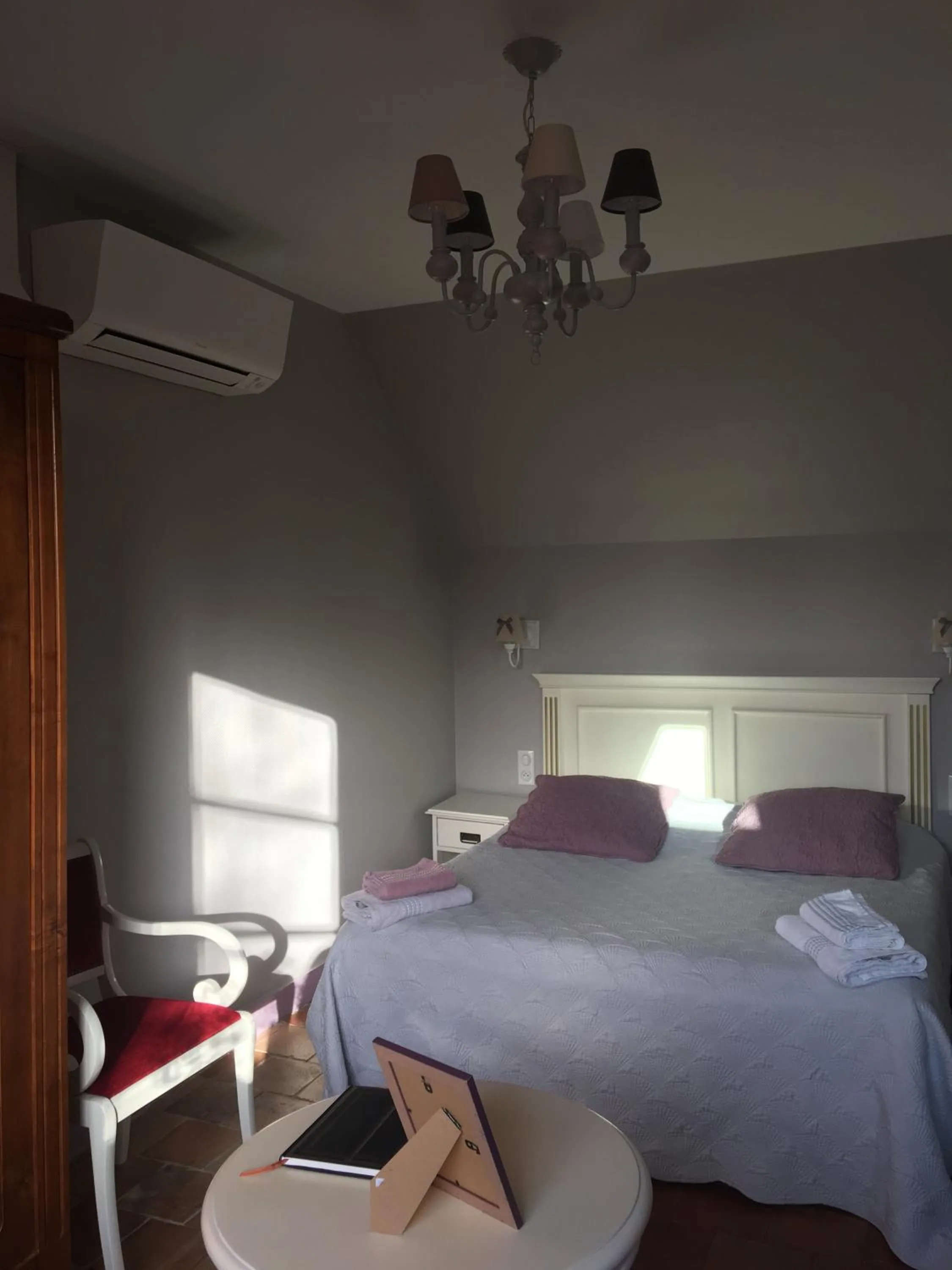Photo of the whole room, Bed in Le Clos Mony
