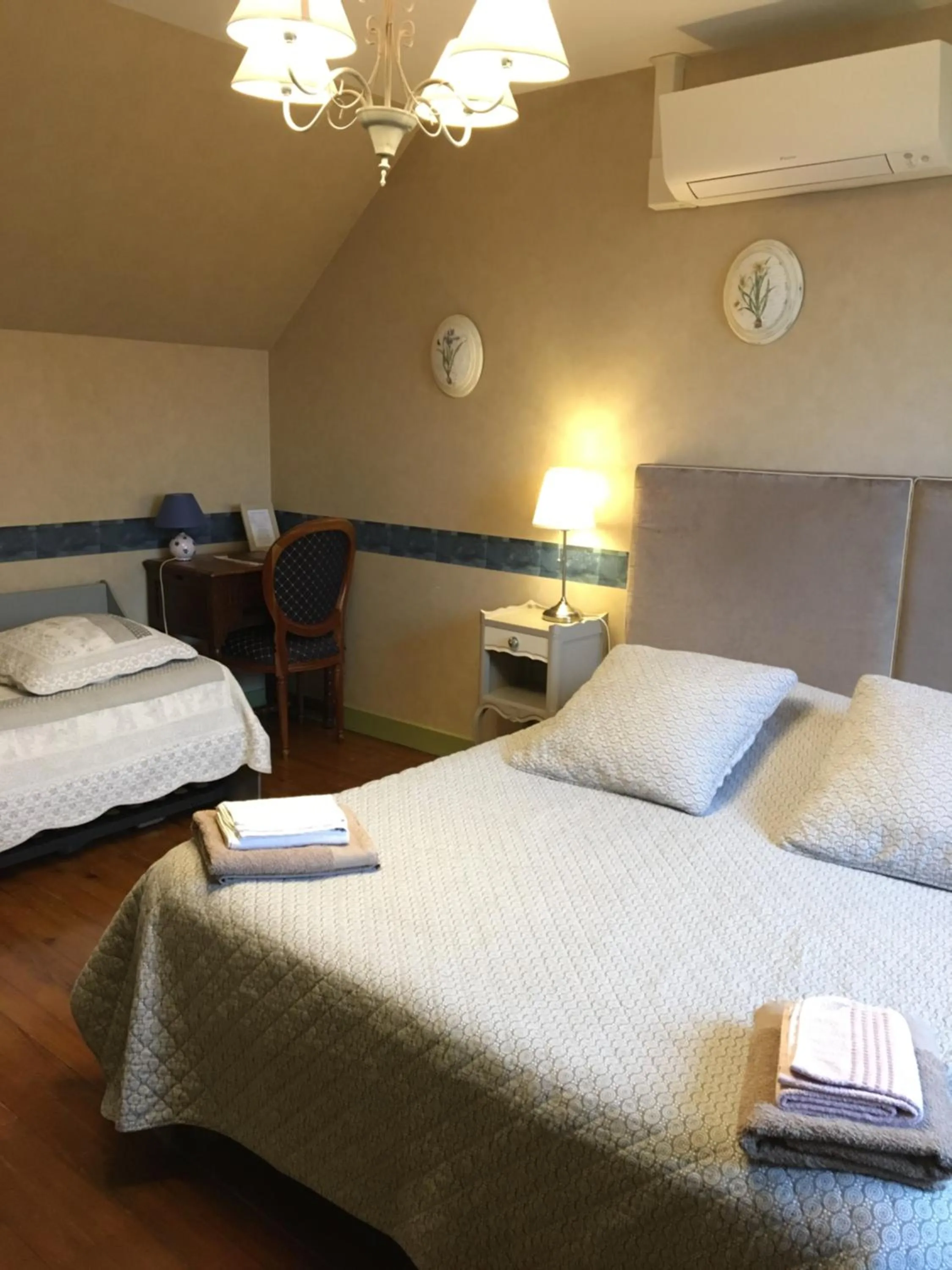 Bedroom, Bed in Le Clos Mony