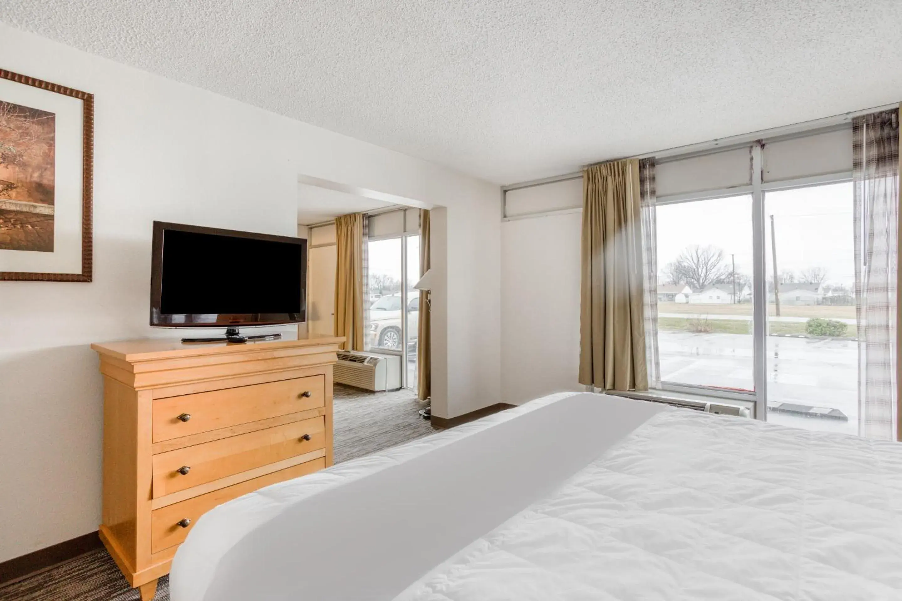 Bedroom, Bed in OYO Townhouse Owensboro West