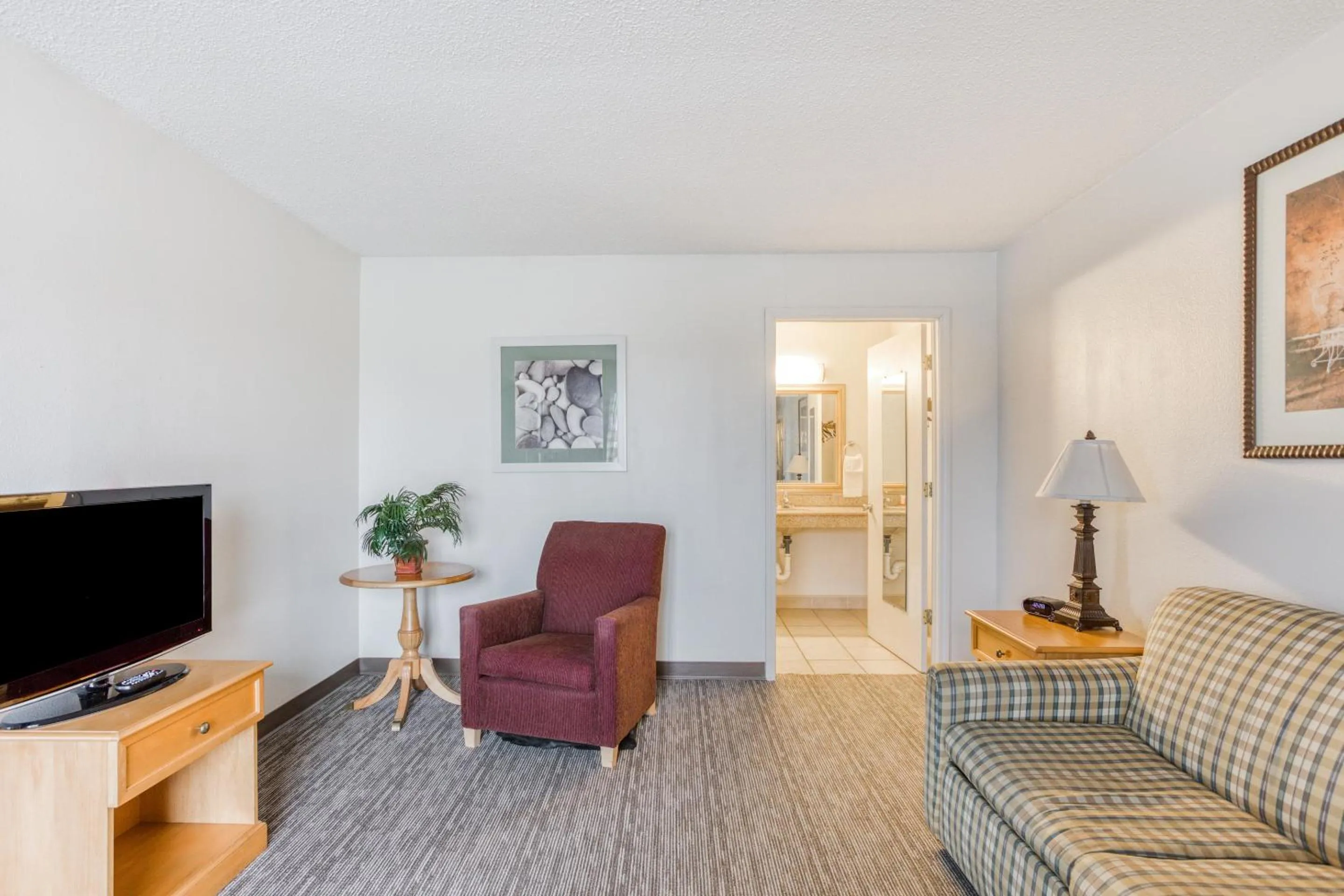 Bedroom in OYO Townhouse Owensboro West