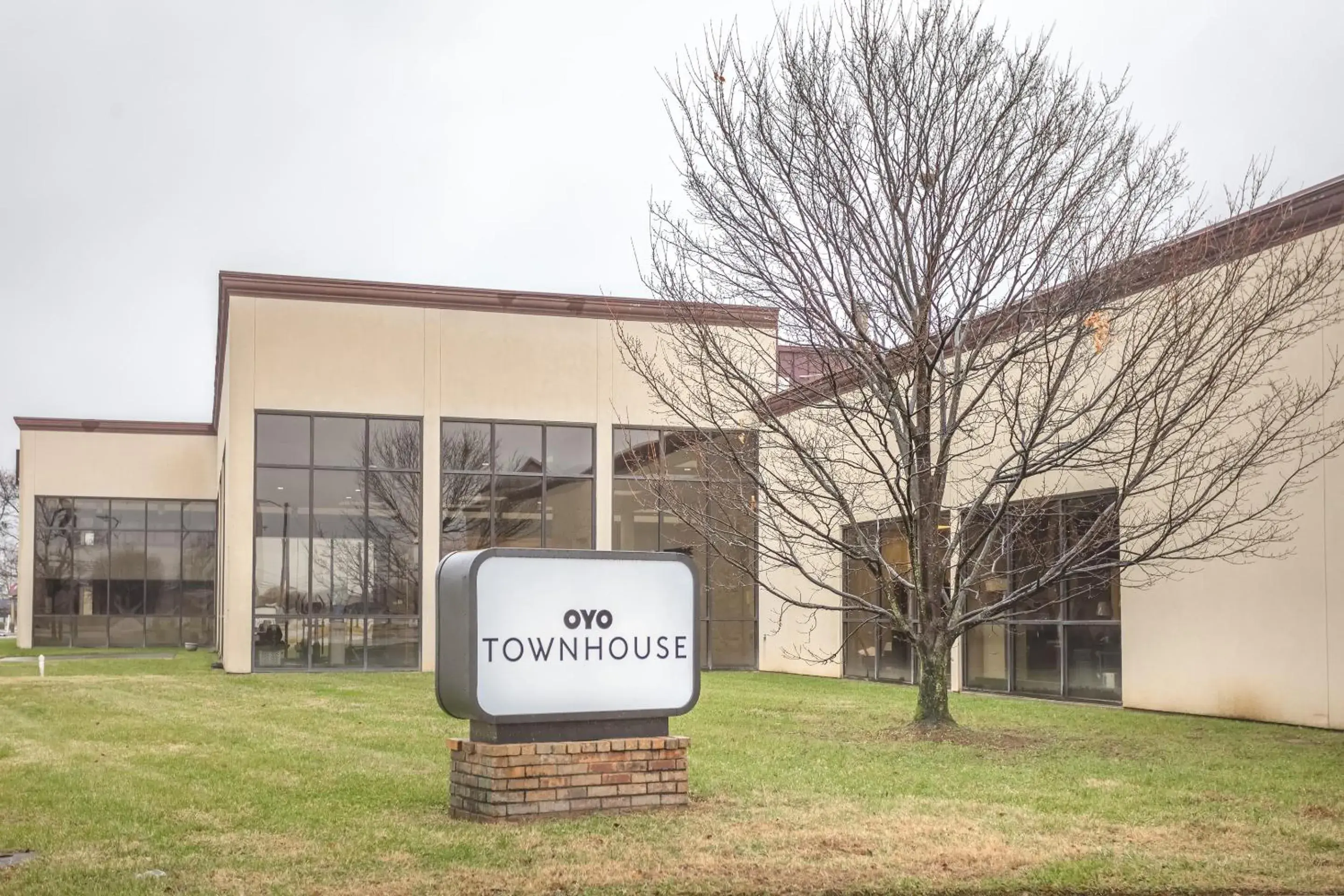 Facade/entrance, Property Building in OYO Townhouse Owensboro West