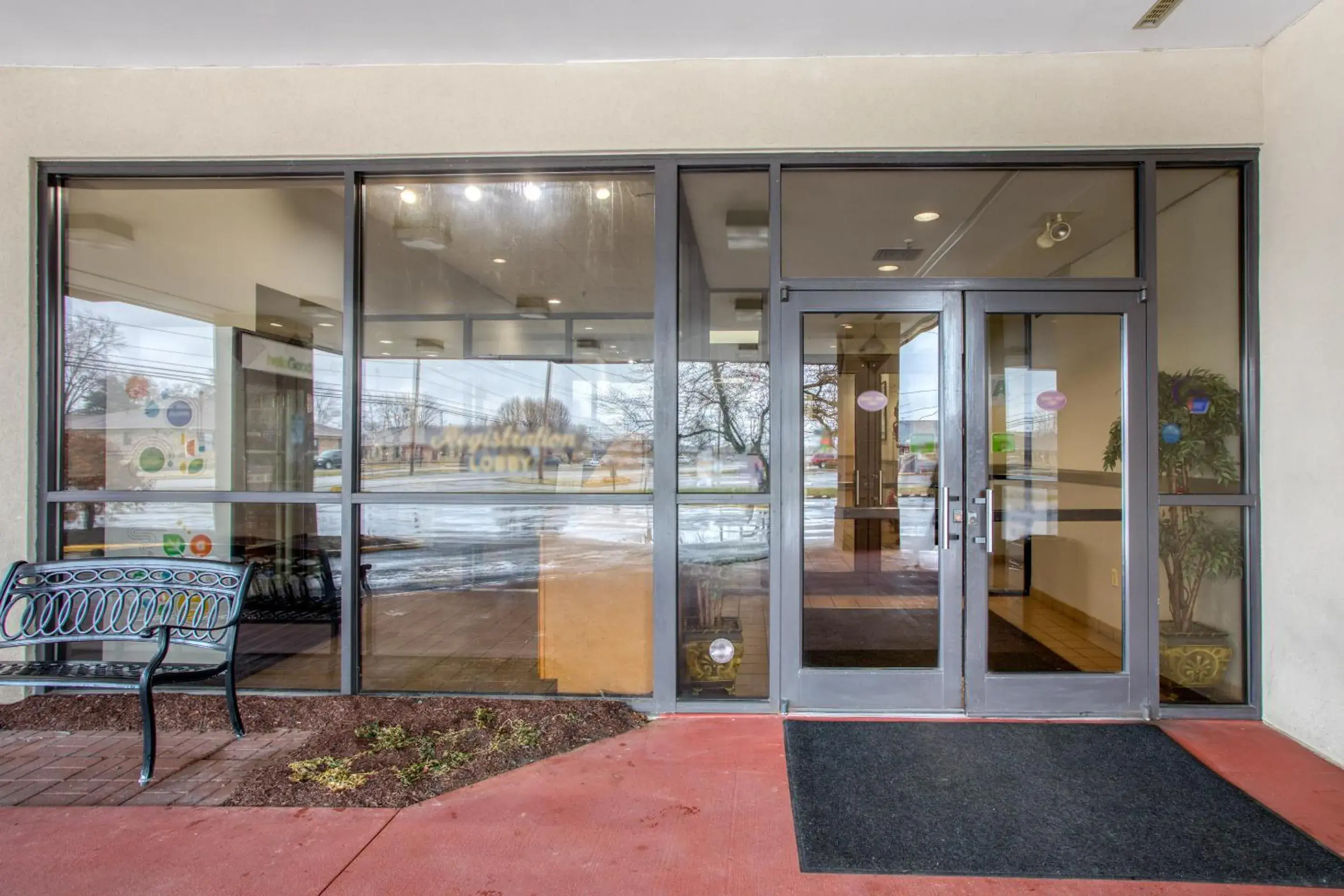 Facade/entrance in OYO Townhouse Owensboro West