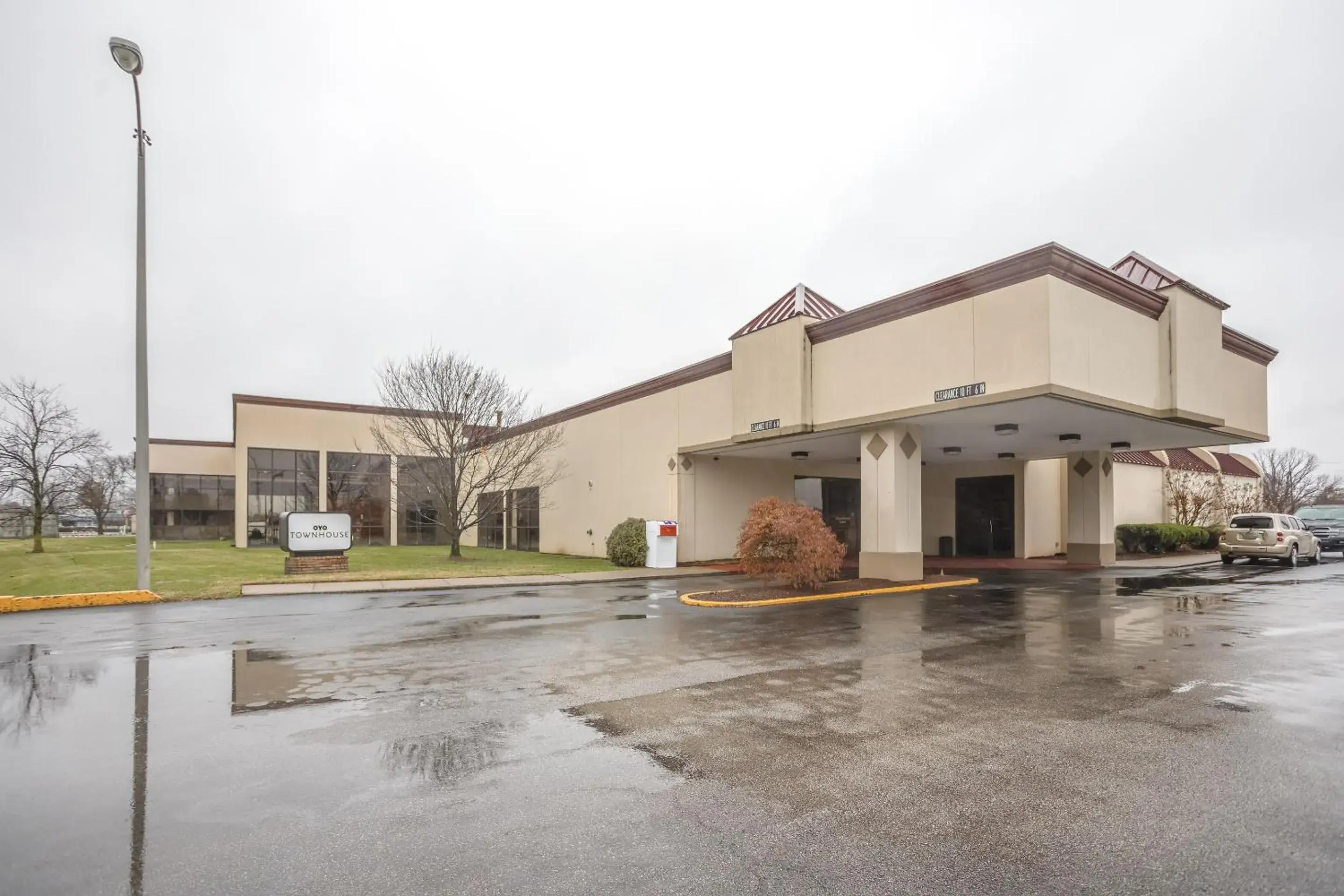 Facade/entrance, Property Building in OYO Townhouse Owensboro West