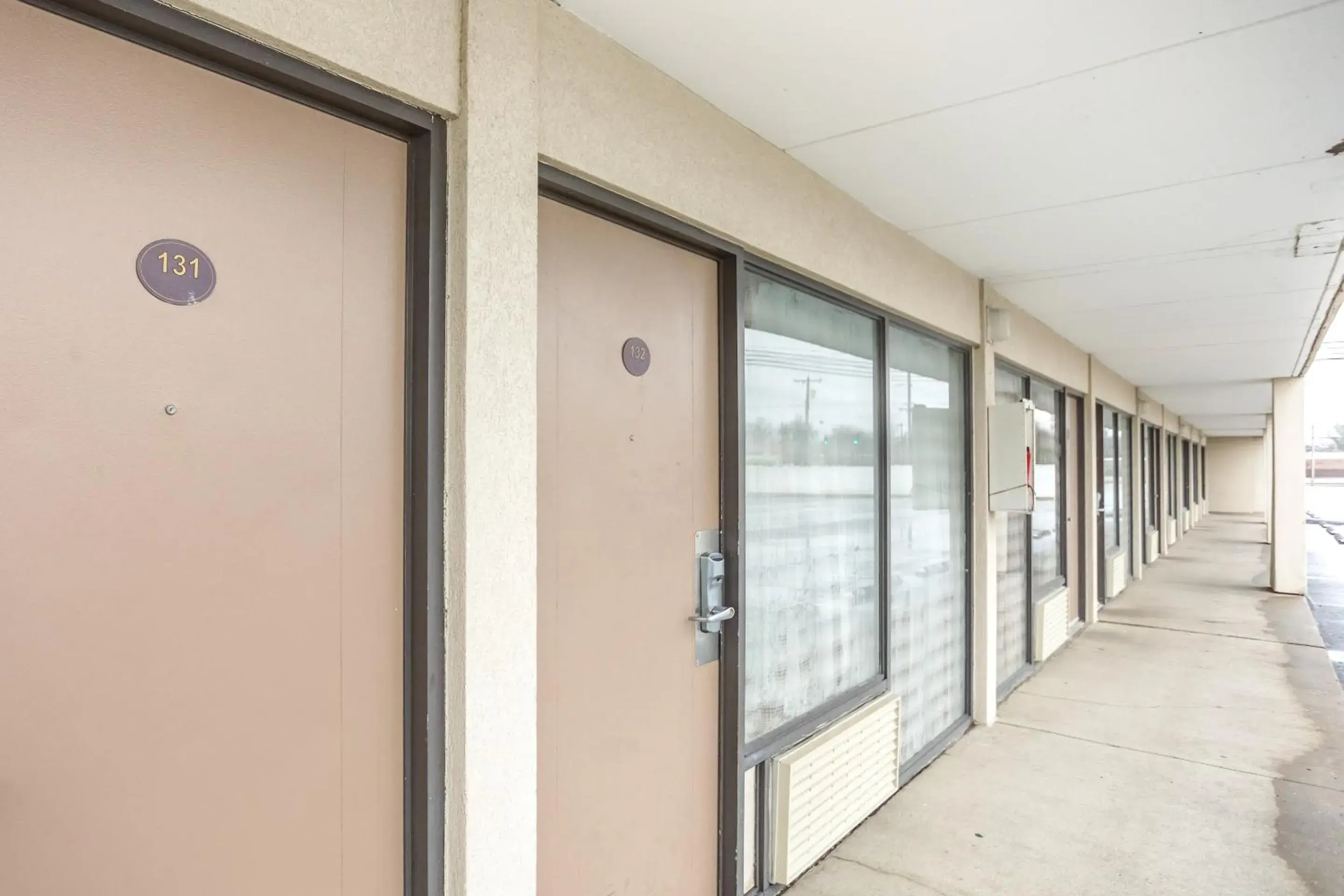 Lobby or reception, Balcony/Terrace in OYO Townhouse Owensboro West