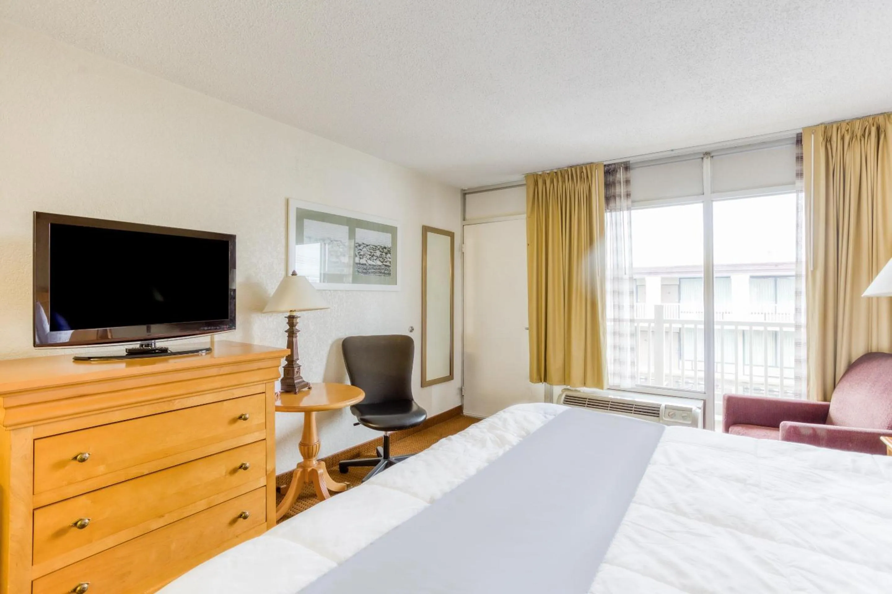 Bedroom in OYO Townhouse Owensboro West