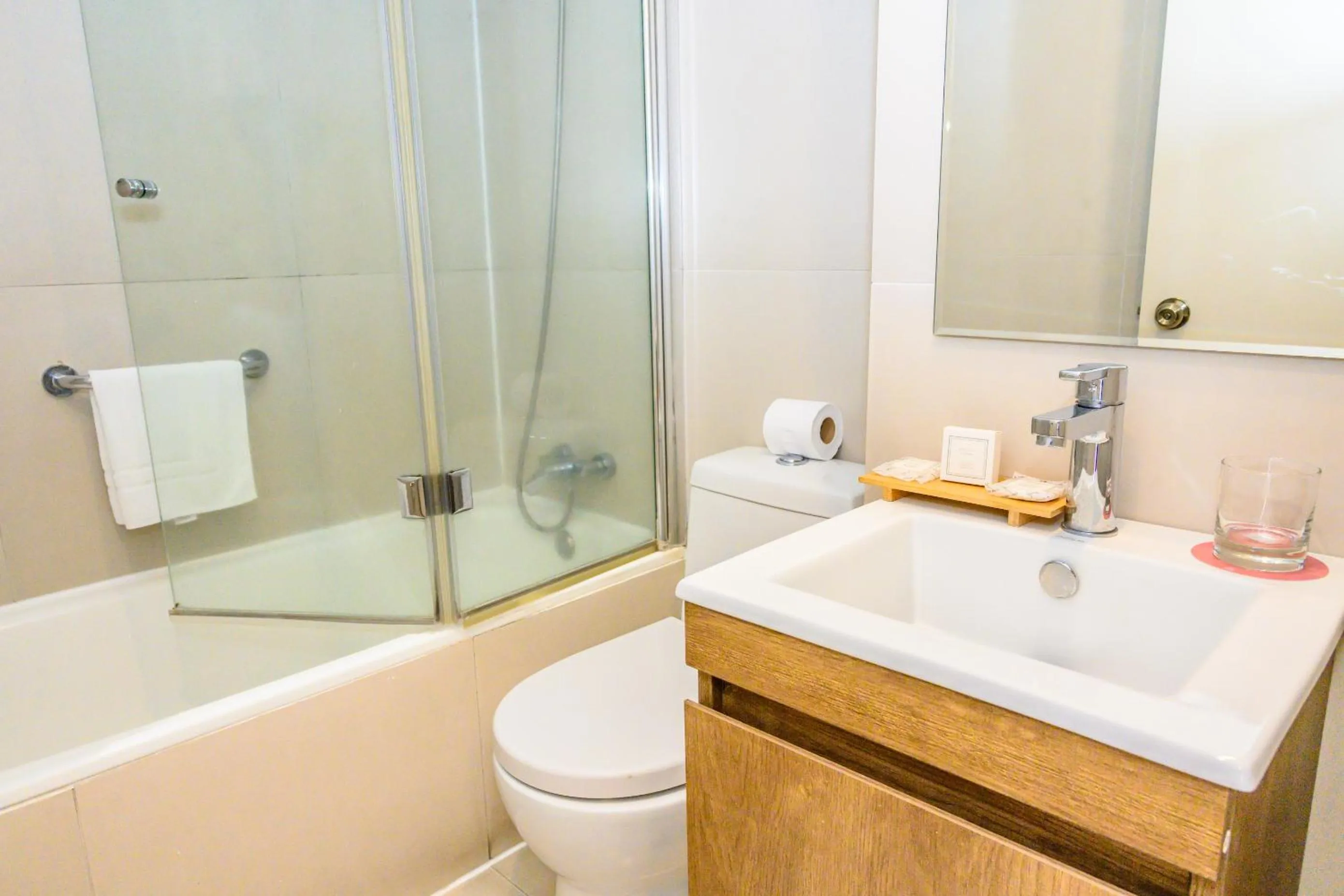 Shower in Studio 56 Apart Hotel by Terrado Iquique