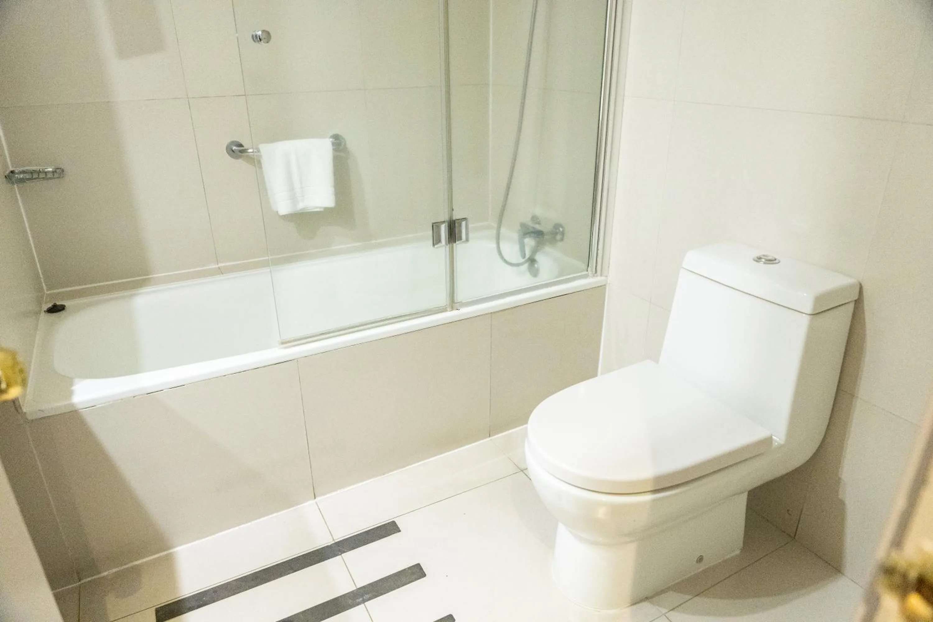 Shower in Studio 56 Apart Hotel by Terrado Iquique