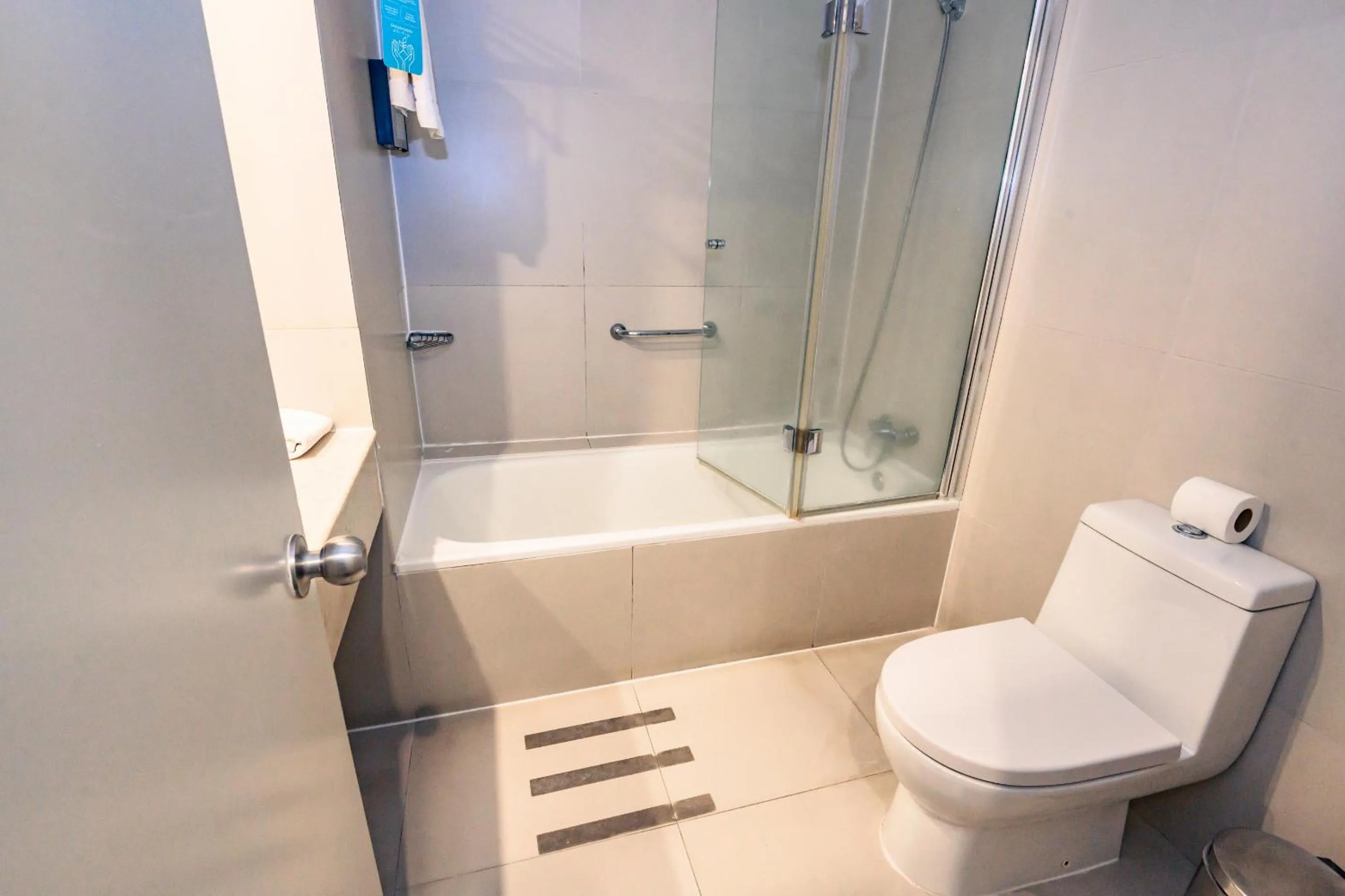 Shower in Studio 56 Apart Hotel by Terrado Iquique