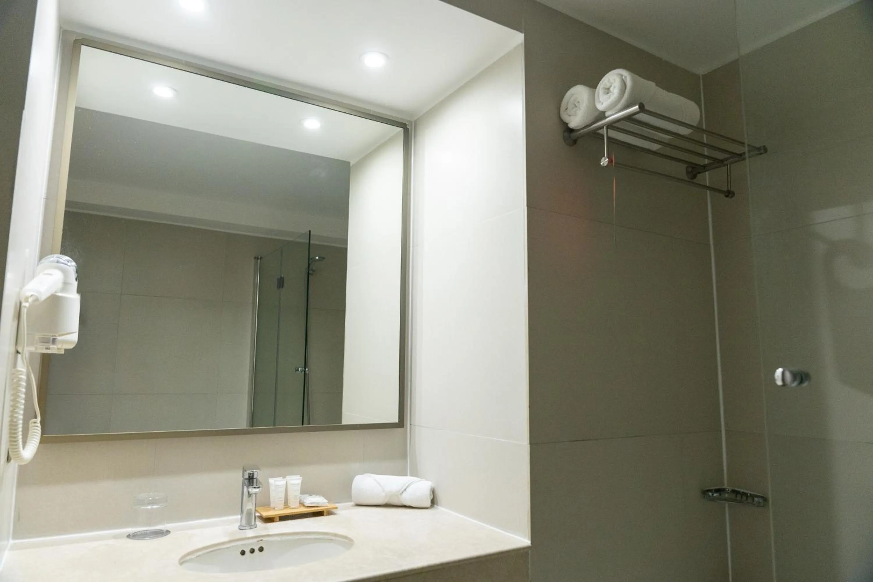 Shower in Studio 56 Apart Hotel by Terrado Iquique