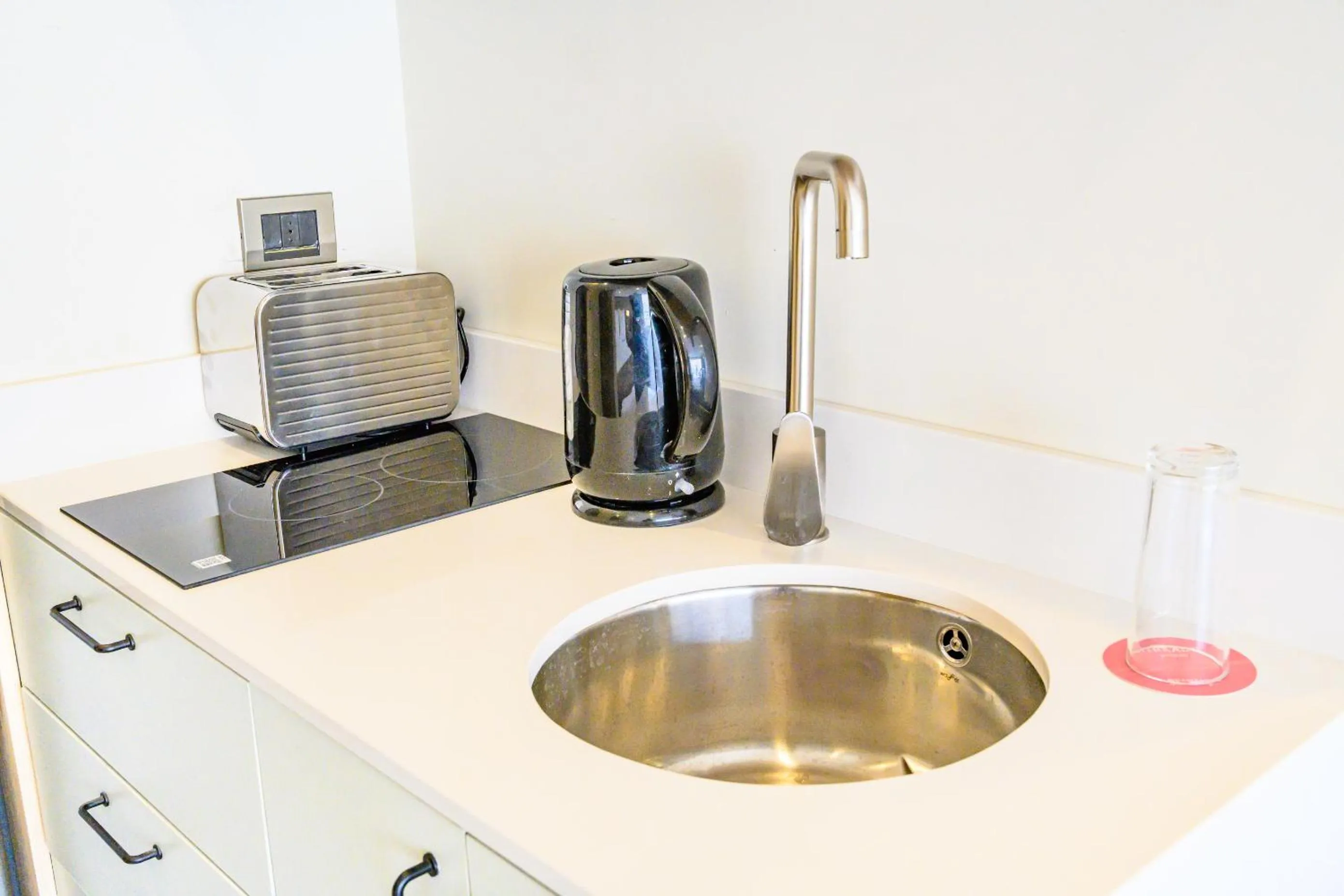 Coffee/tea facilities in Studio 56 Apart Hotel by Terrado Iquique