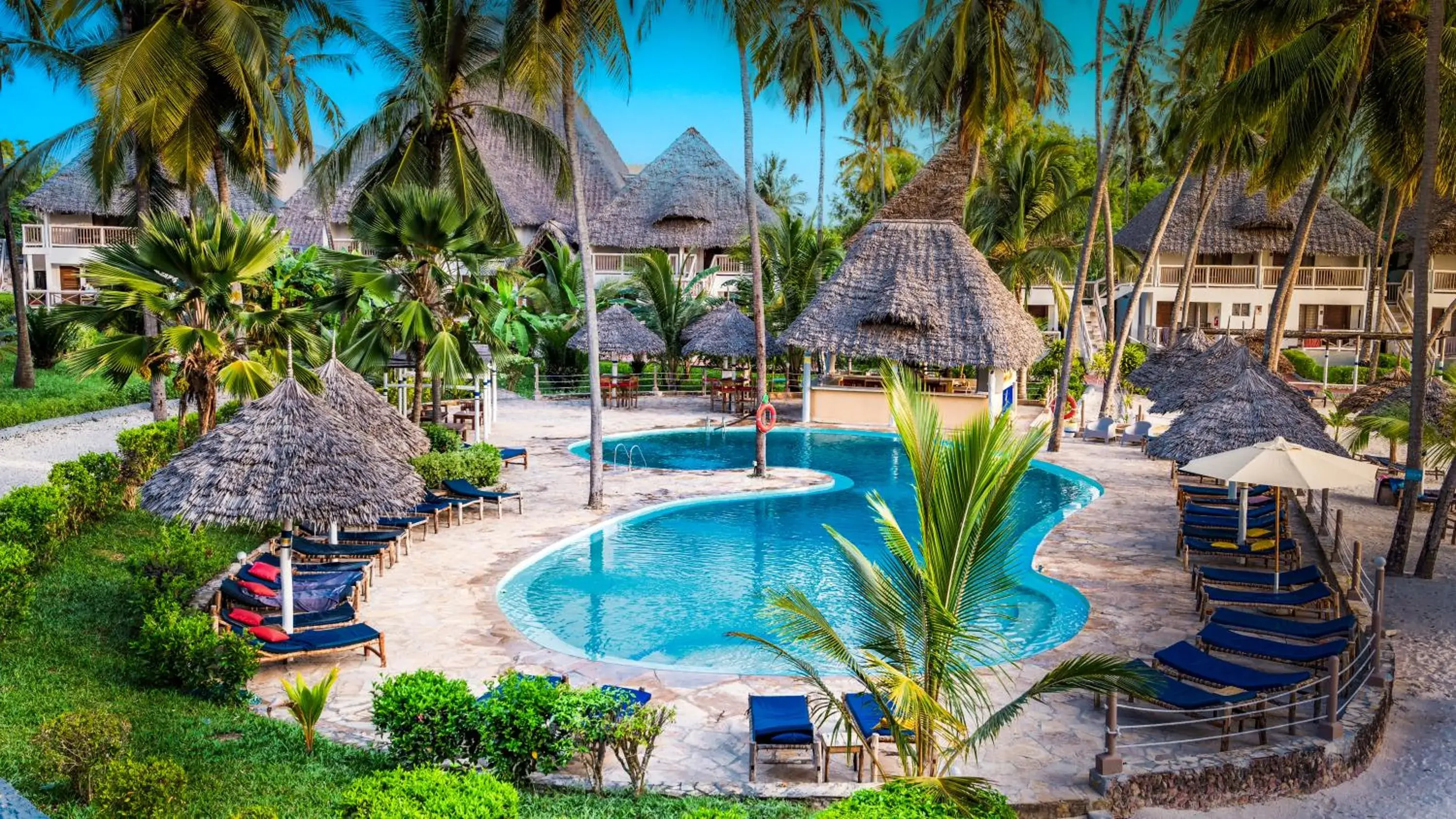 Swimming pool in Paradise Beach Resort & Spa Swimming pool in Paradise Beach Resort & Spa