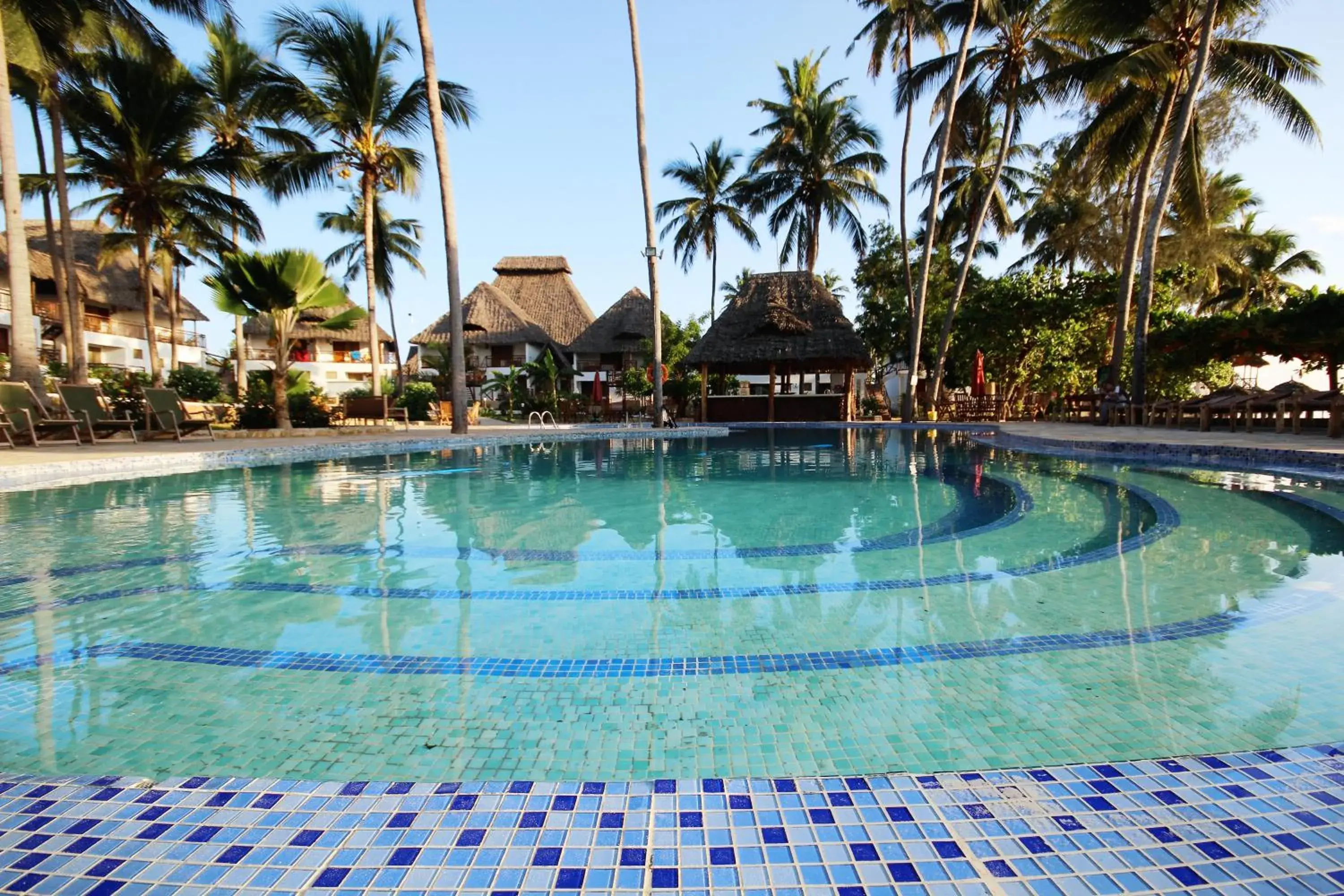 Swimming pool in Paradise Beach Resort & Spa Swimming pool in Paradise Beach Resort & Spa