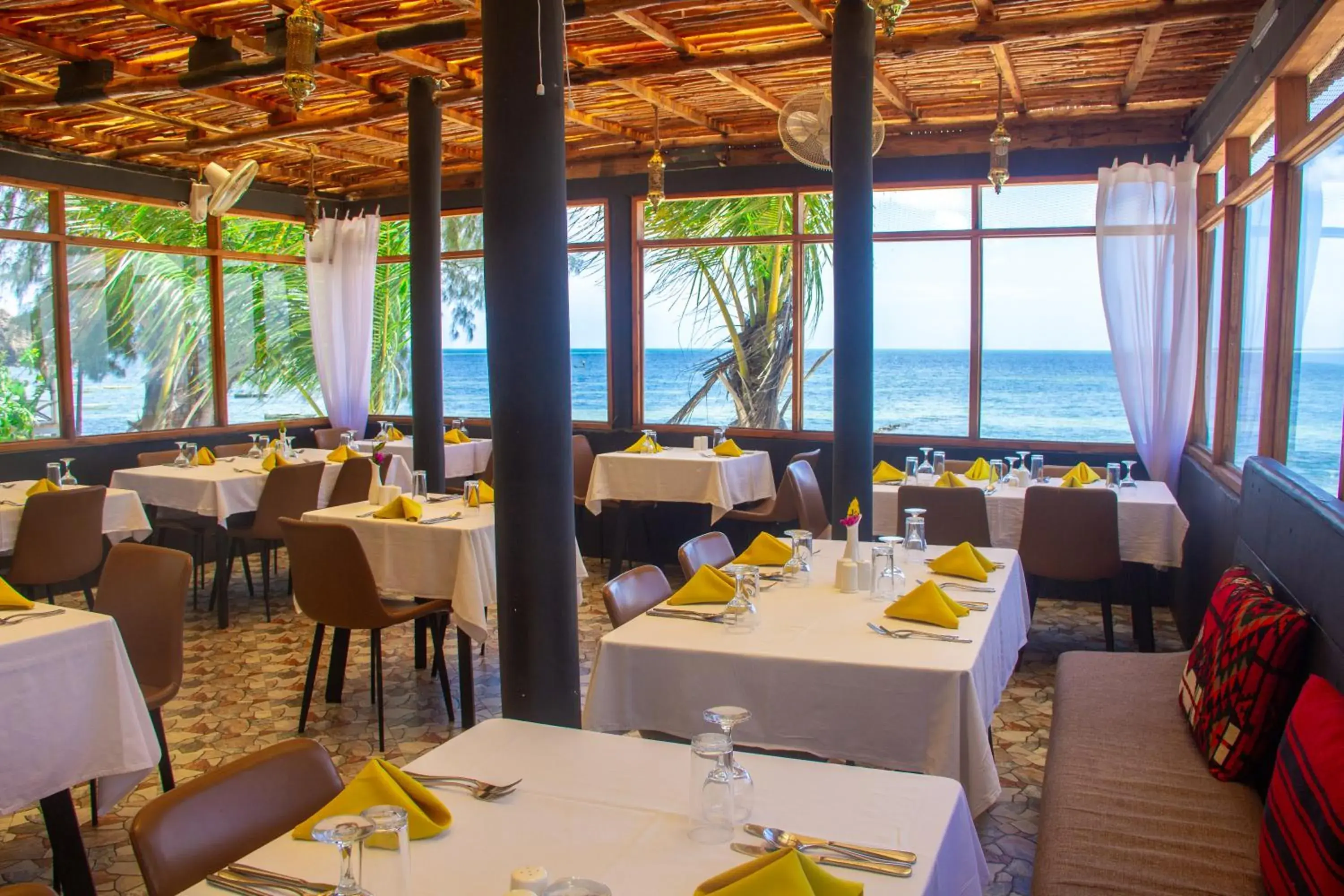 Restaurant/places to eat in Paradise Beach Resort & Spa Restaurant/places to eat in Paradise Beach Resort & Spa