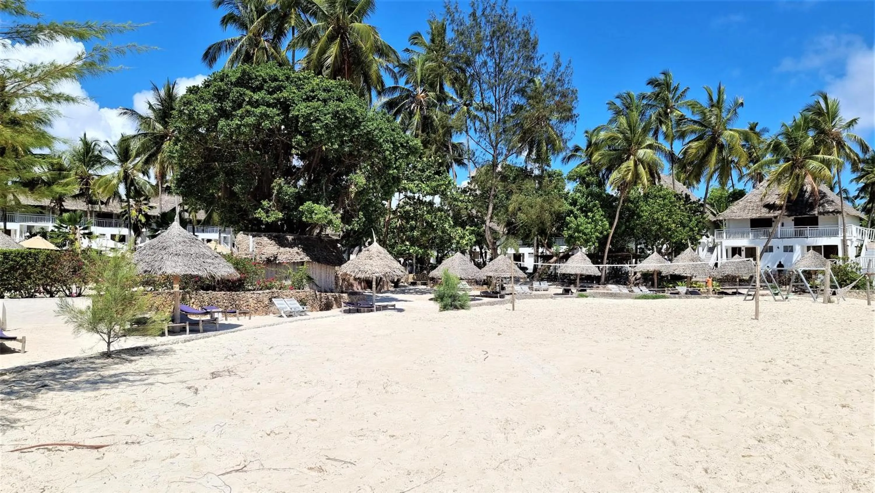 Property building in Paradise Beach Resort & Spa