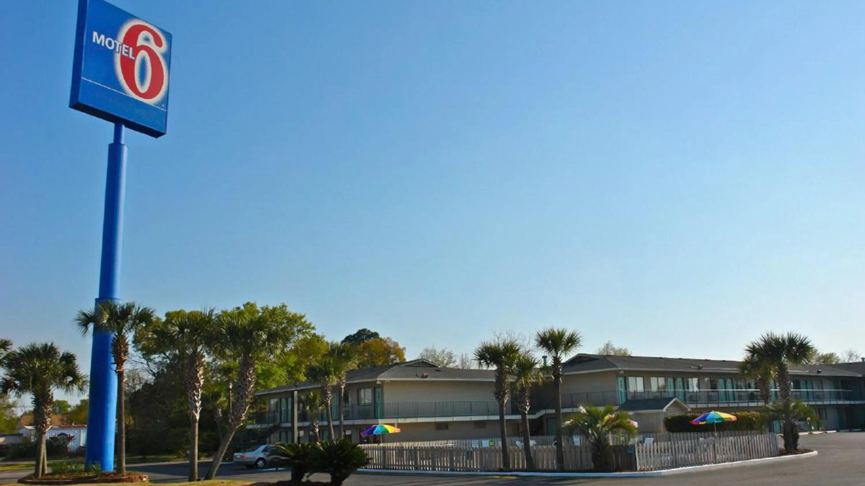 Facade/entrance in Motel 6 - Pensacola West