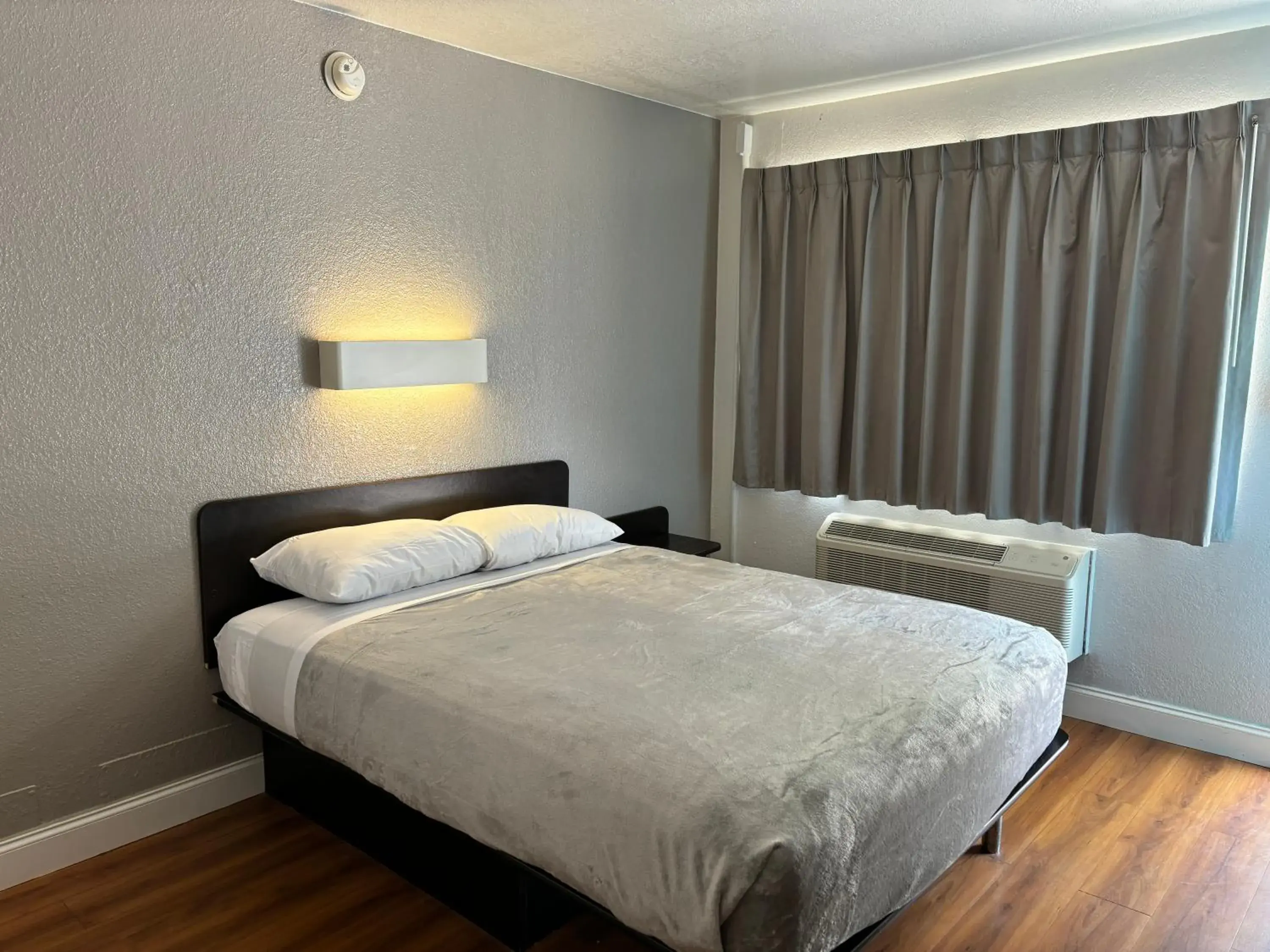 Bed in Motel 6 - Pensacola West Bed in Motel 6 - Pensacola West