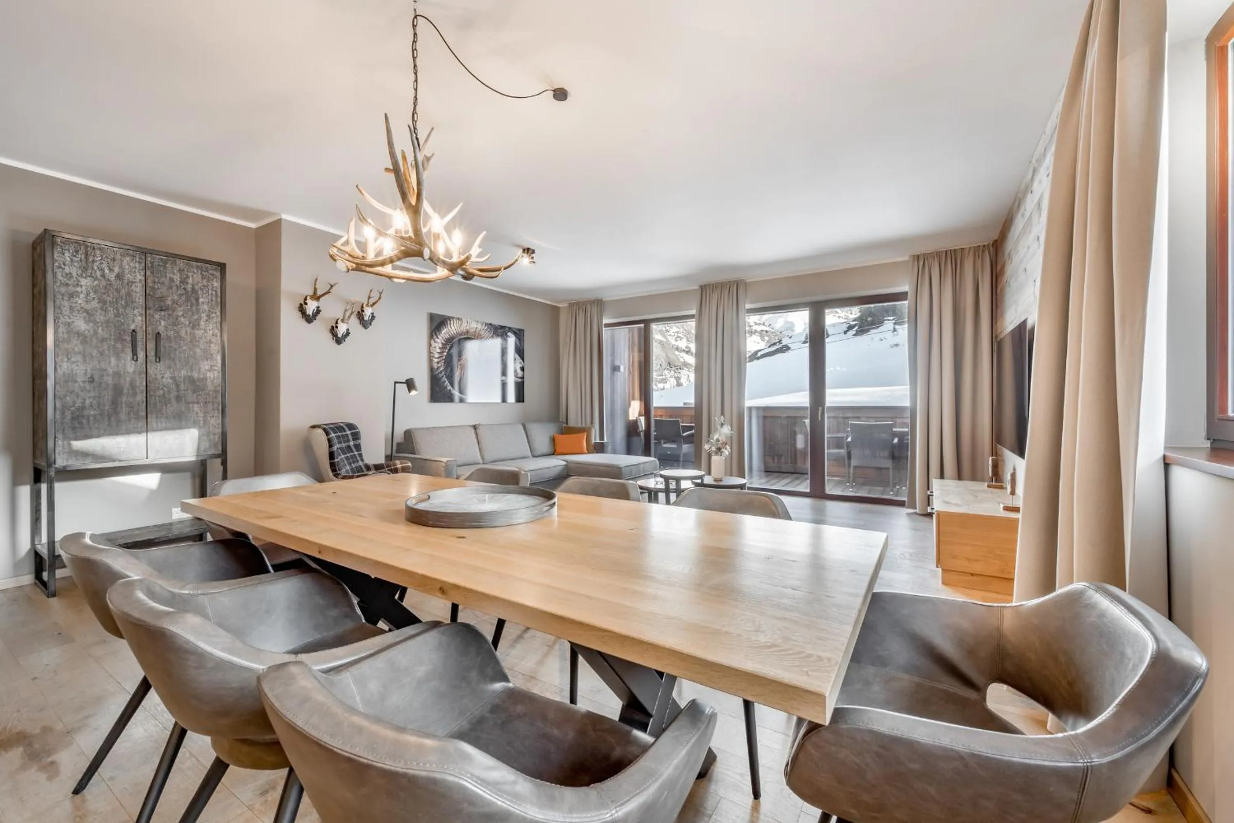 Dining area in AlpenParks Hotel & Apartment Arlberg Warth mit Pool