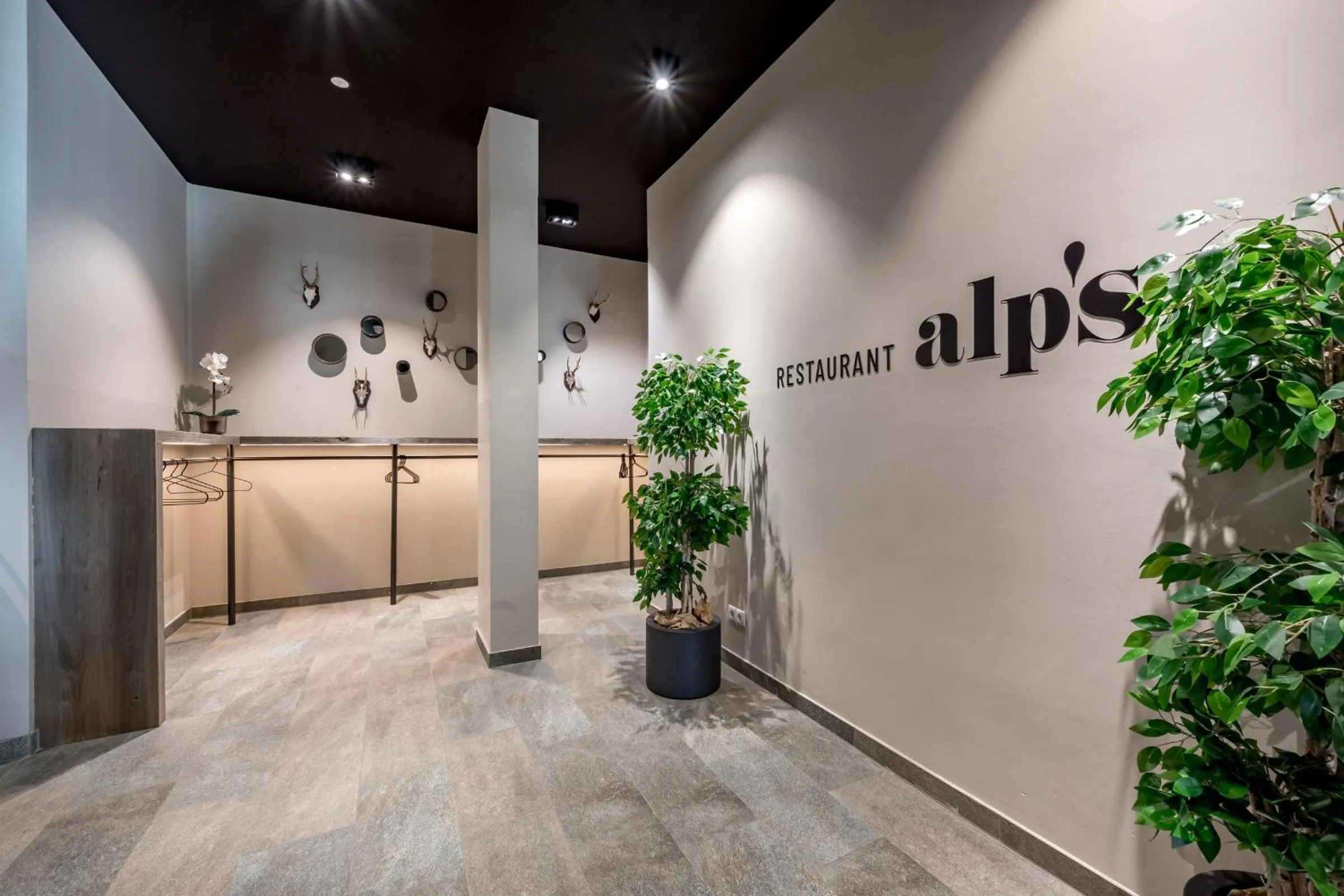 Restaurant/places to eat in AlpenParks Hotel & Apartment Arlberg Warth mit Pool