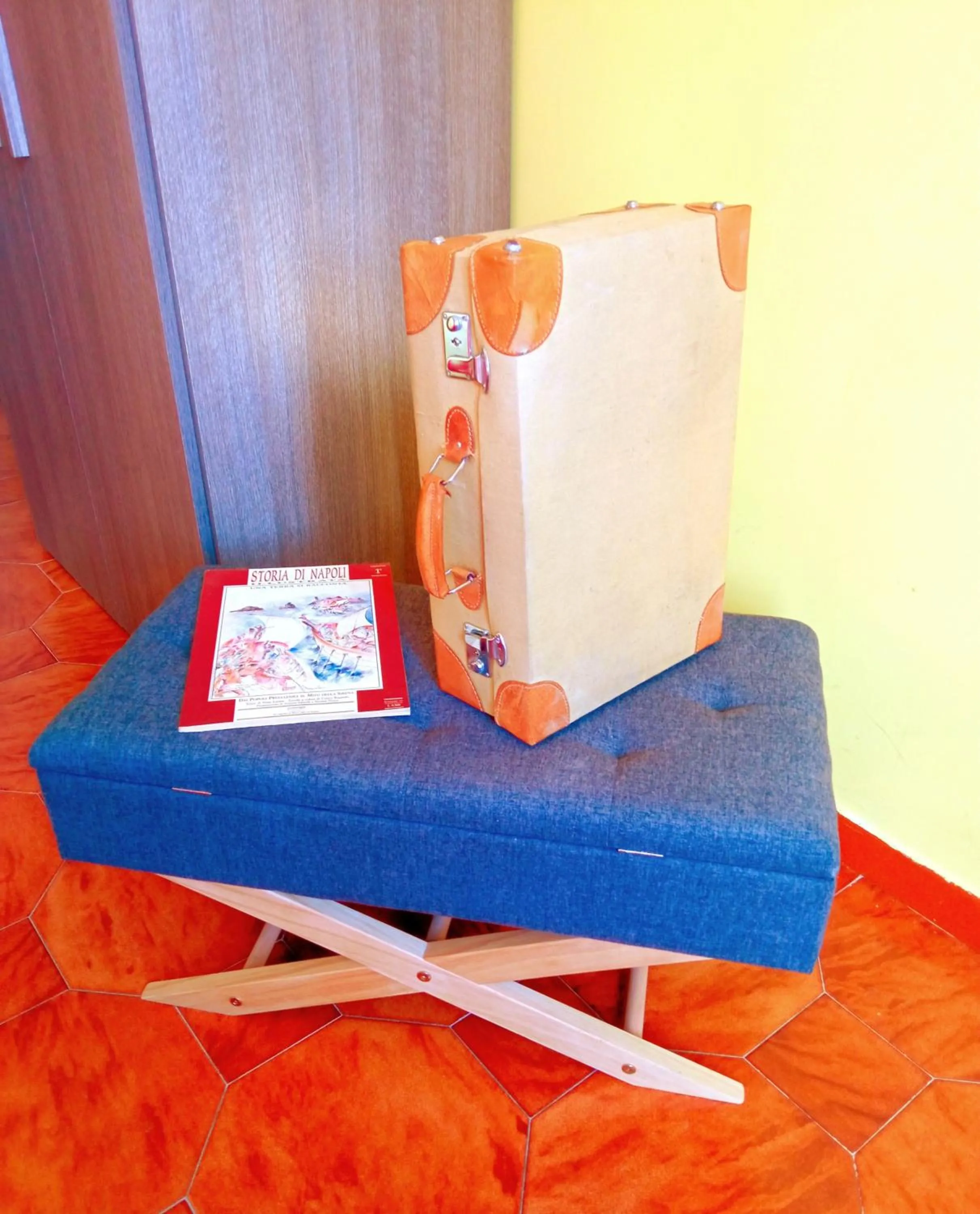 Seating area in Non ci resta che Napoli