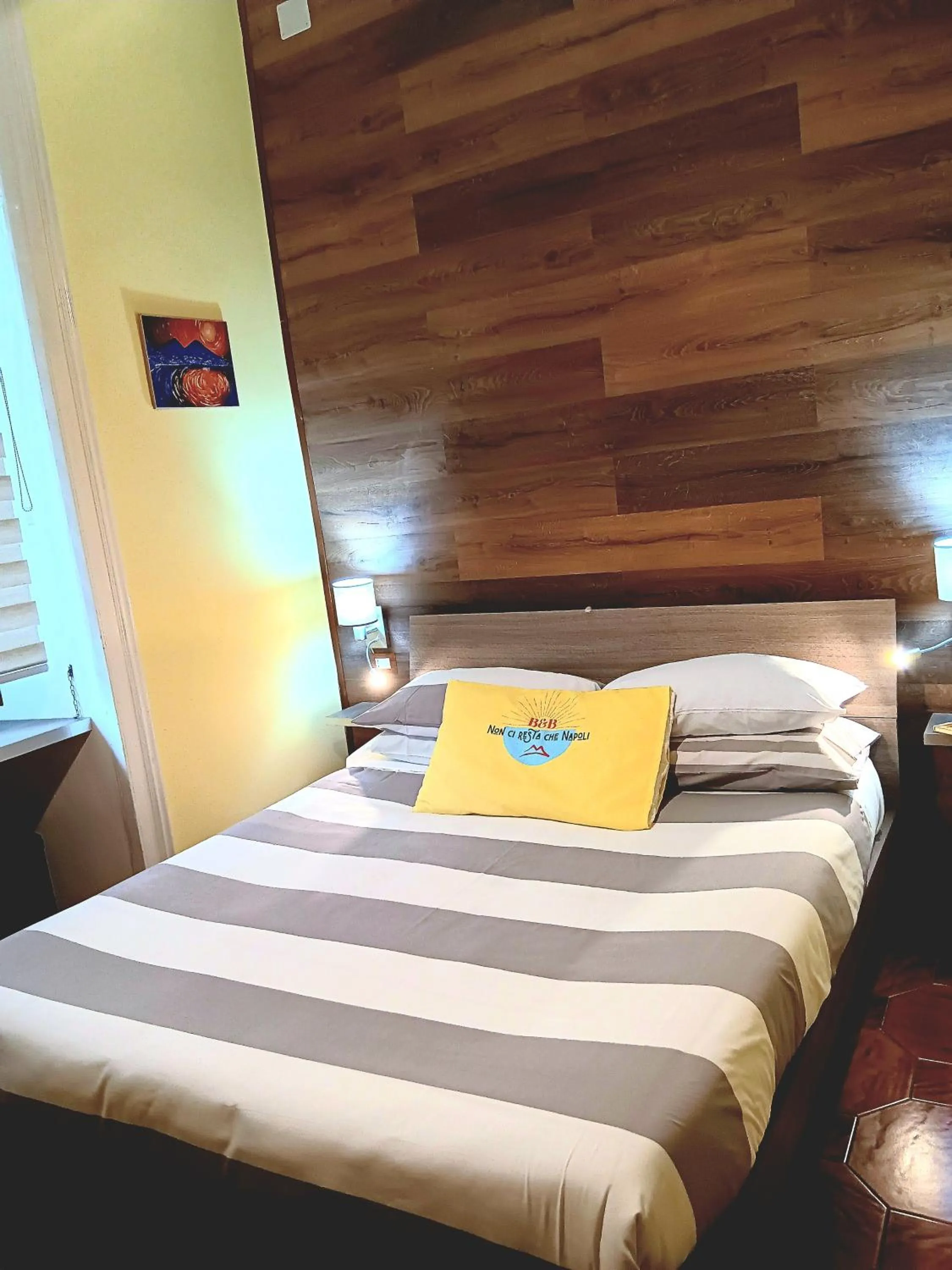 Bedroom, Bed in Non ci resta che Napoli