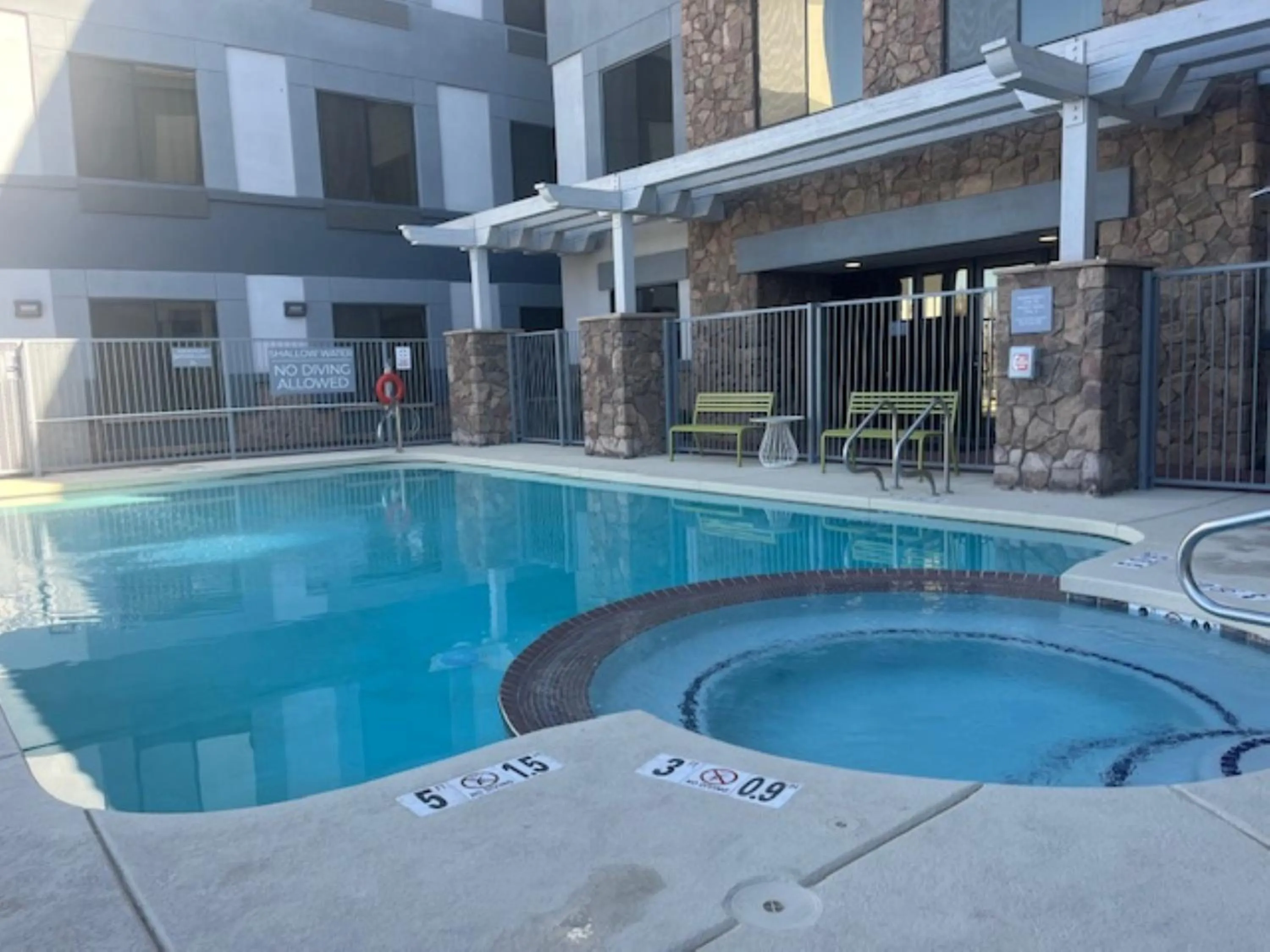 Swimming pool in Legacy Inn & Suites
