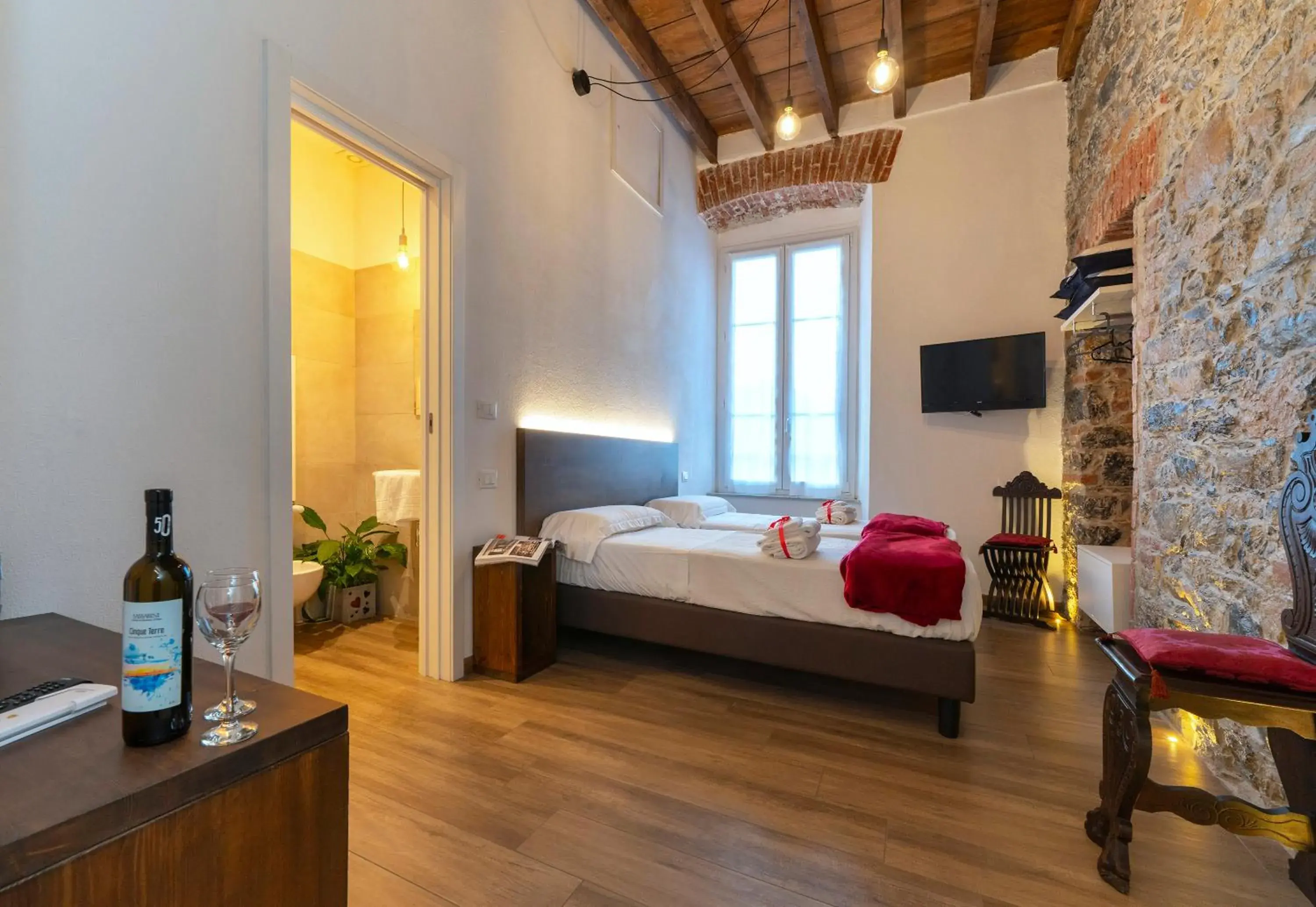 Deluxe Double or Twin Room with City View in Affittacamere Superior del Golfo e delle 5 Terre Deluxe Double or Twin Room with City View in Affittacamere Superior del Golfo e delle 5 Terre