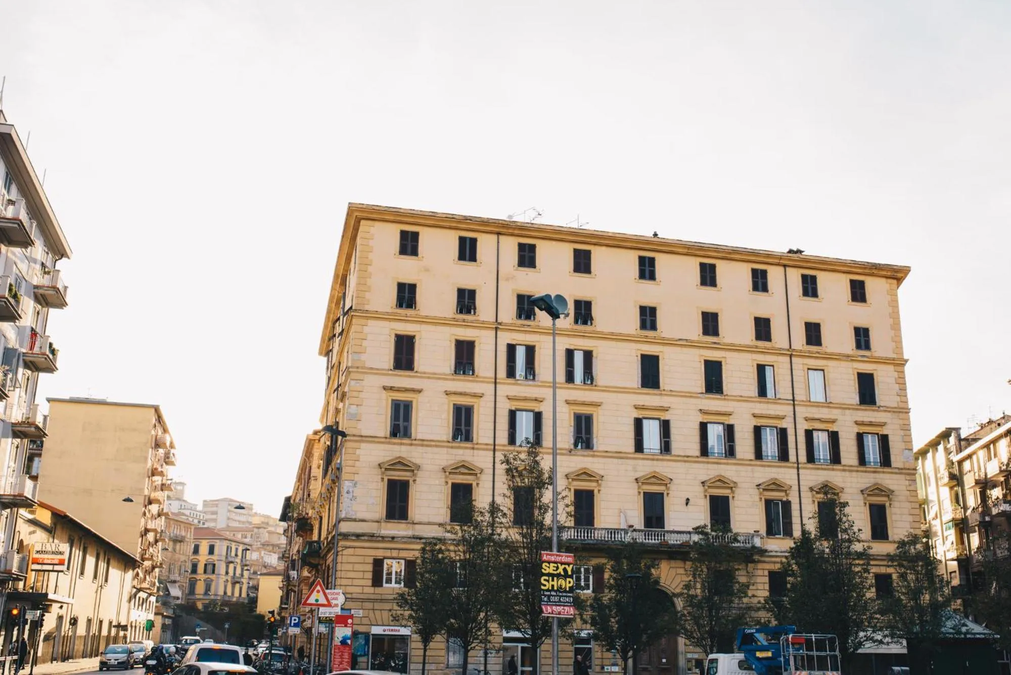 Property building in Affittacamere Superior del Golfo e delle 5 Terre