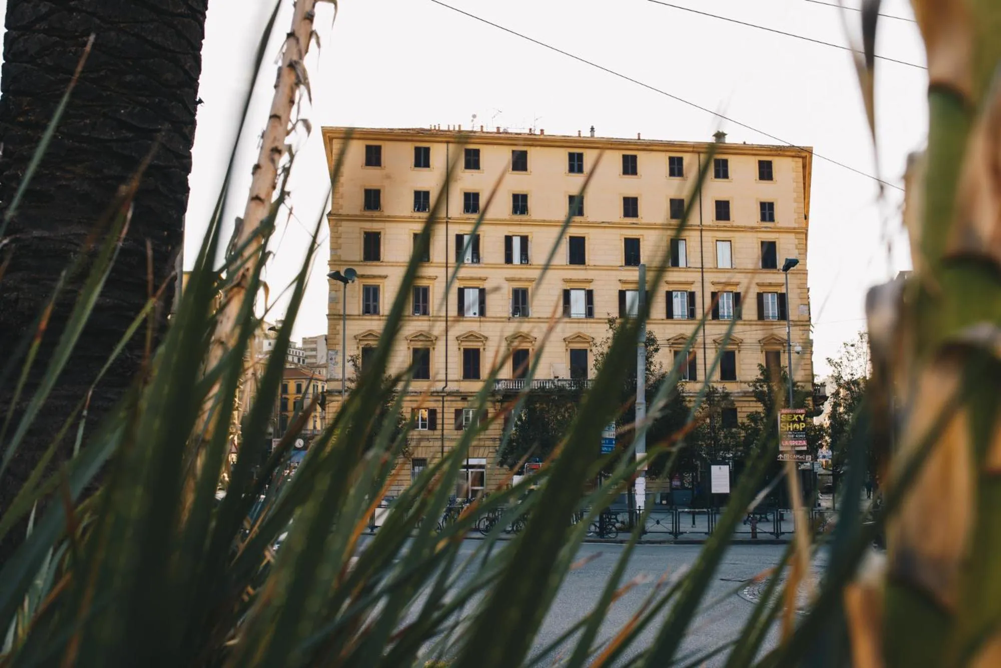 Property building in Affittacamere Superior del Golfo e delle 5 Terre