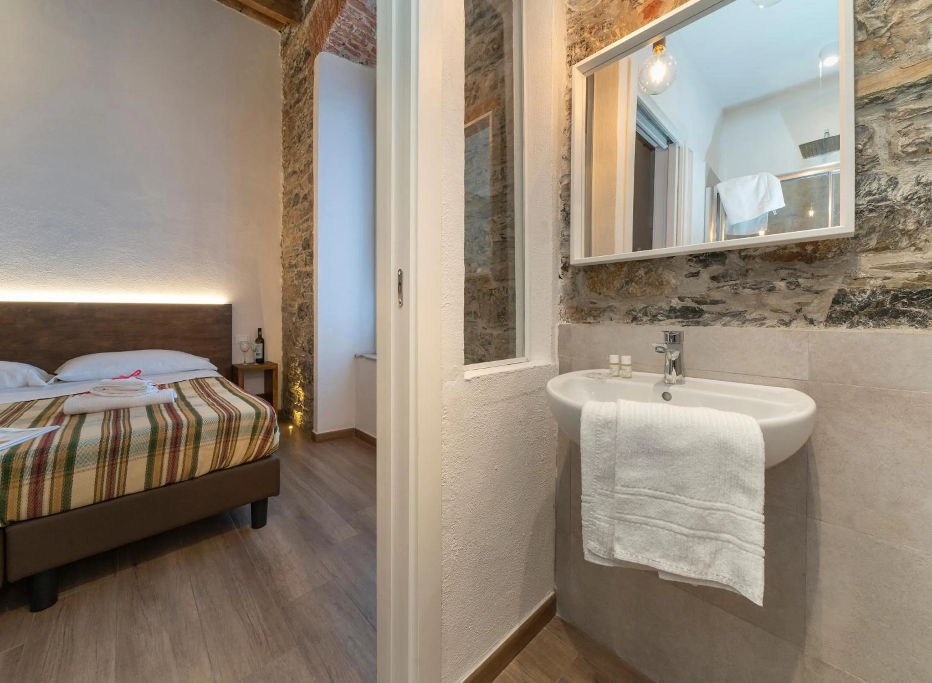 Bathroom, Bed in Affittacamere Superior del Golfo e delle 5 Terre