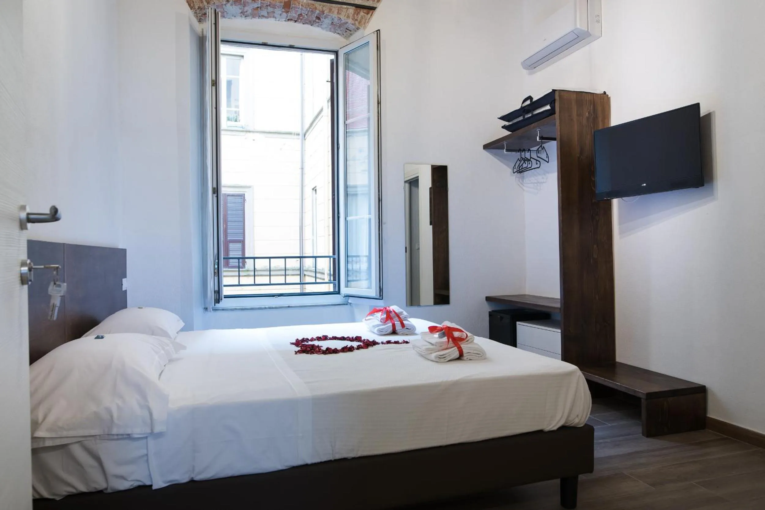 Photo of the whole room, Bed in Affittacamere Superior del Golfo e delle 5 Terre