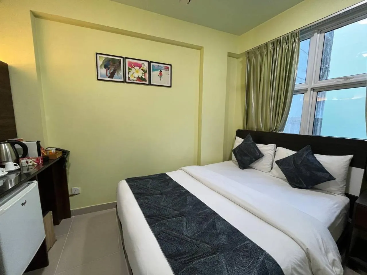 Photo of the whole room, Bed in Tourist Inn