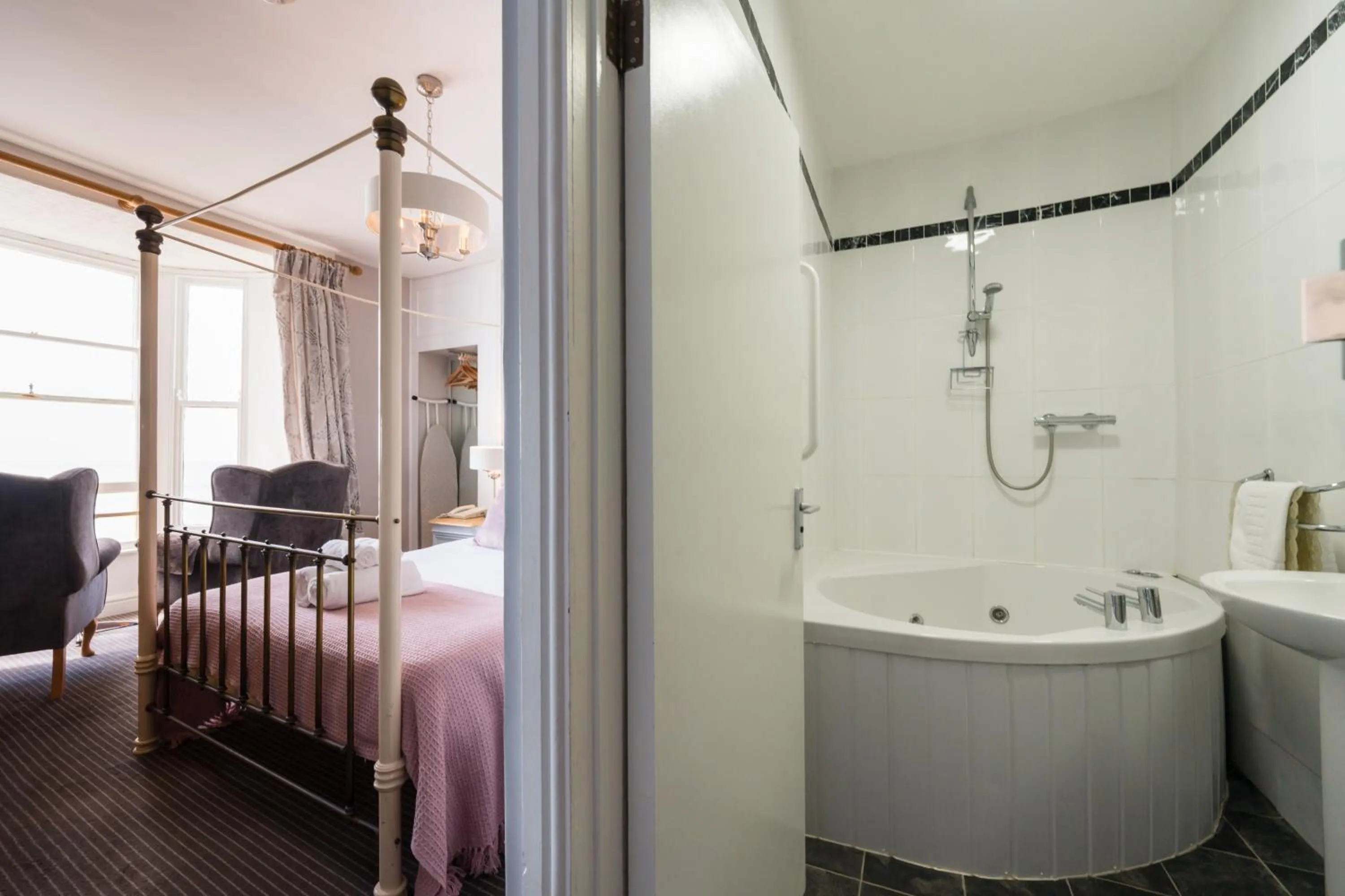 Bed in Gwesty'r Marine Hotel & Spa