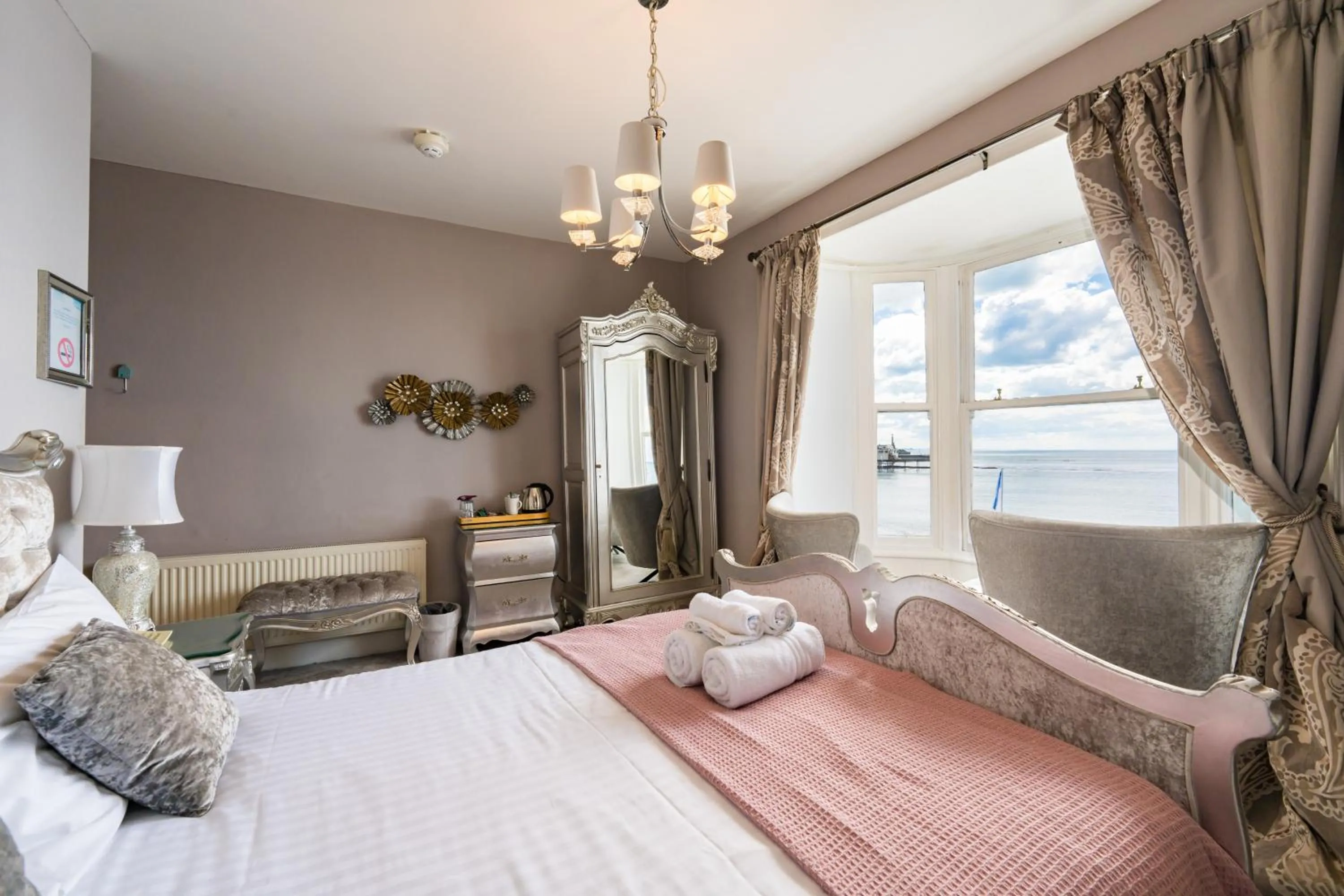 Bed in Gwesty'r Marine Hotel & Spa