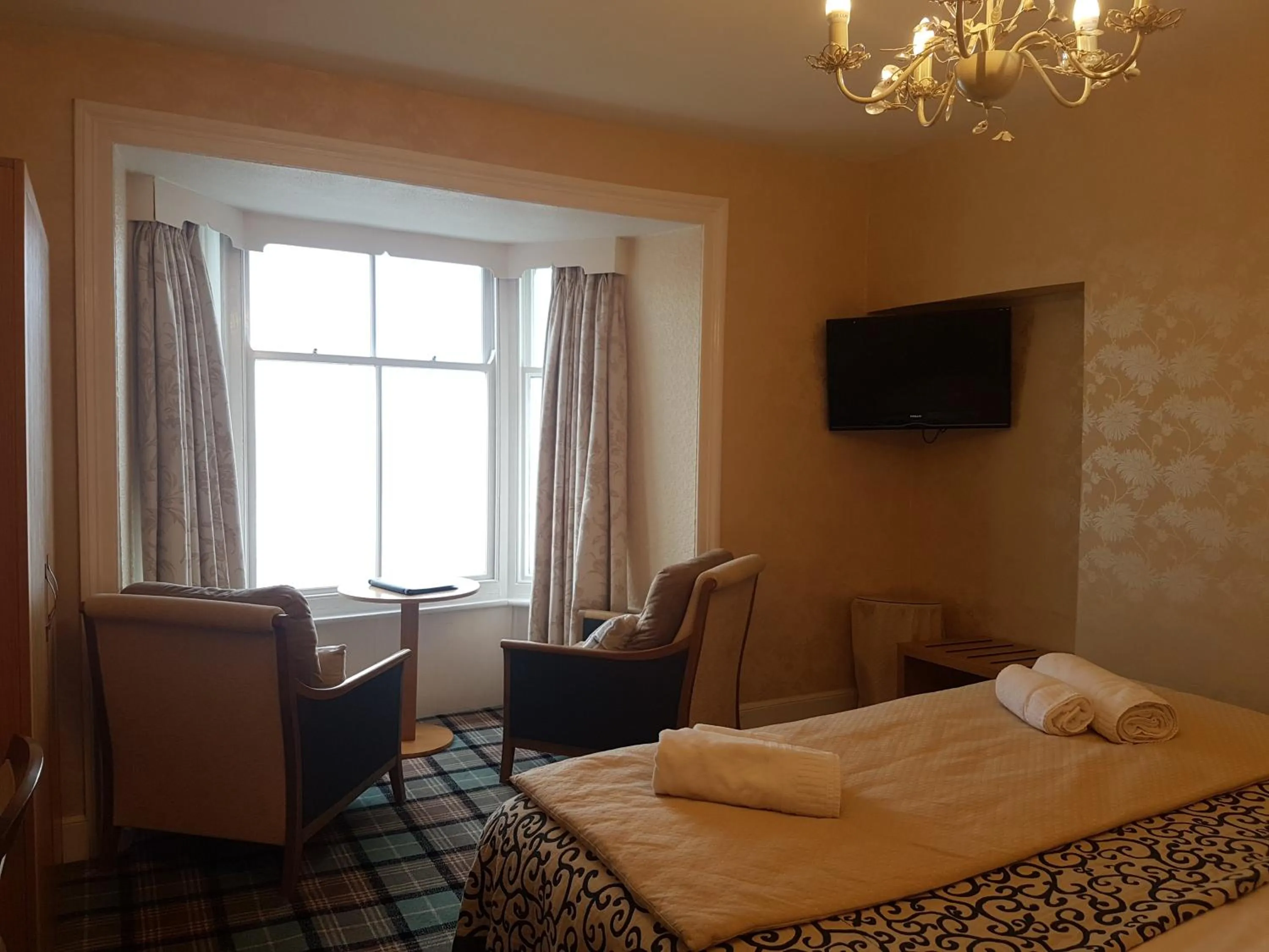 Seating area, Bed in Gwesty'r Marine Hotel & Spa