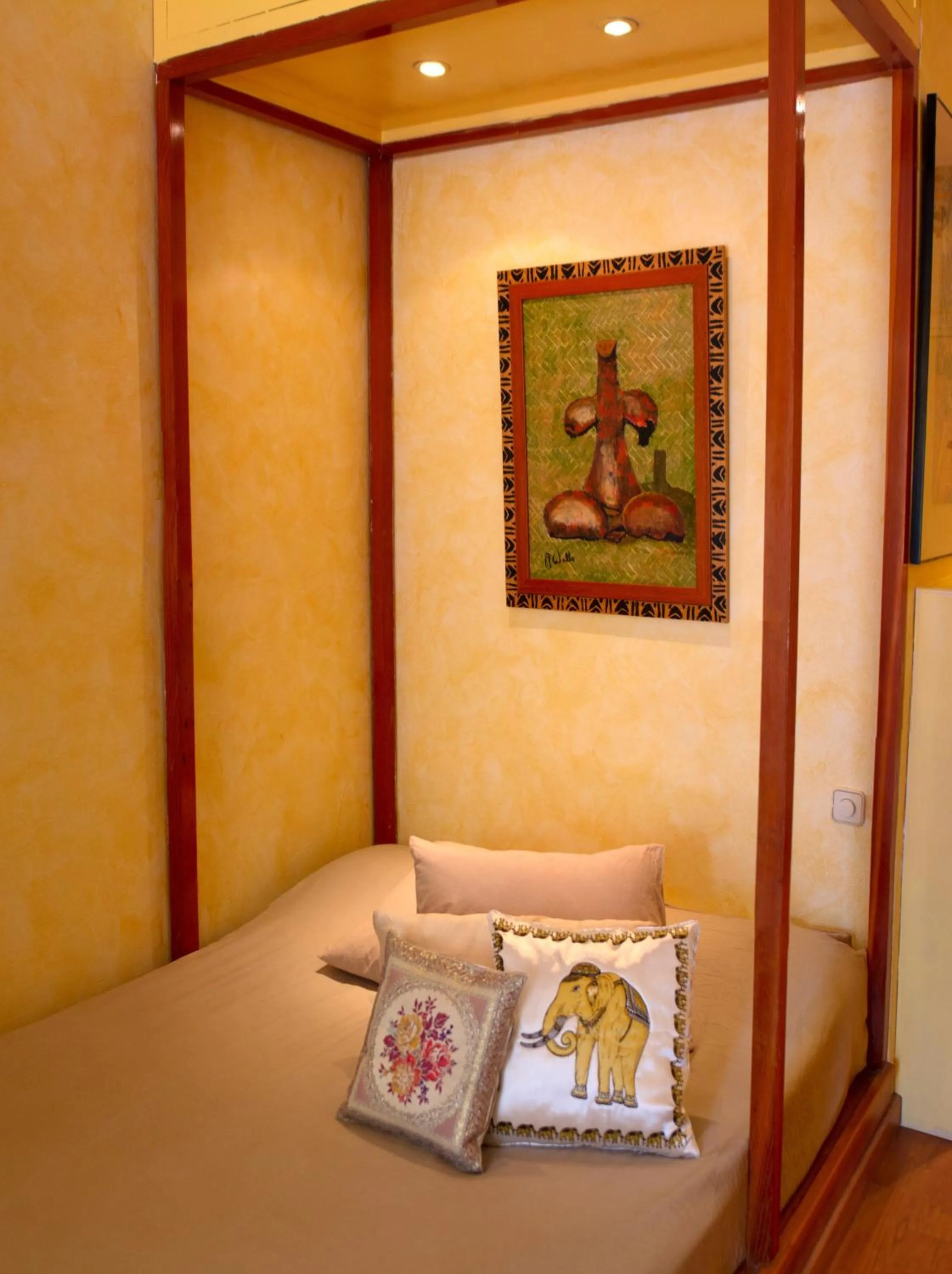 Photo of the whole room, Bed in Quiet Studio in Madrid - 35 m² with Shared Pool