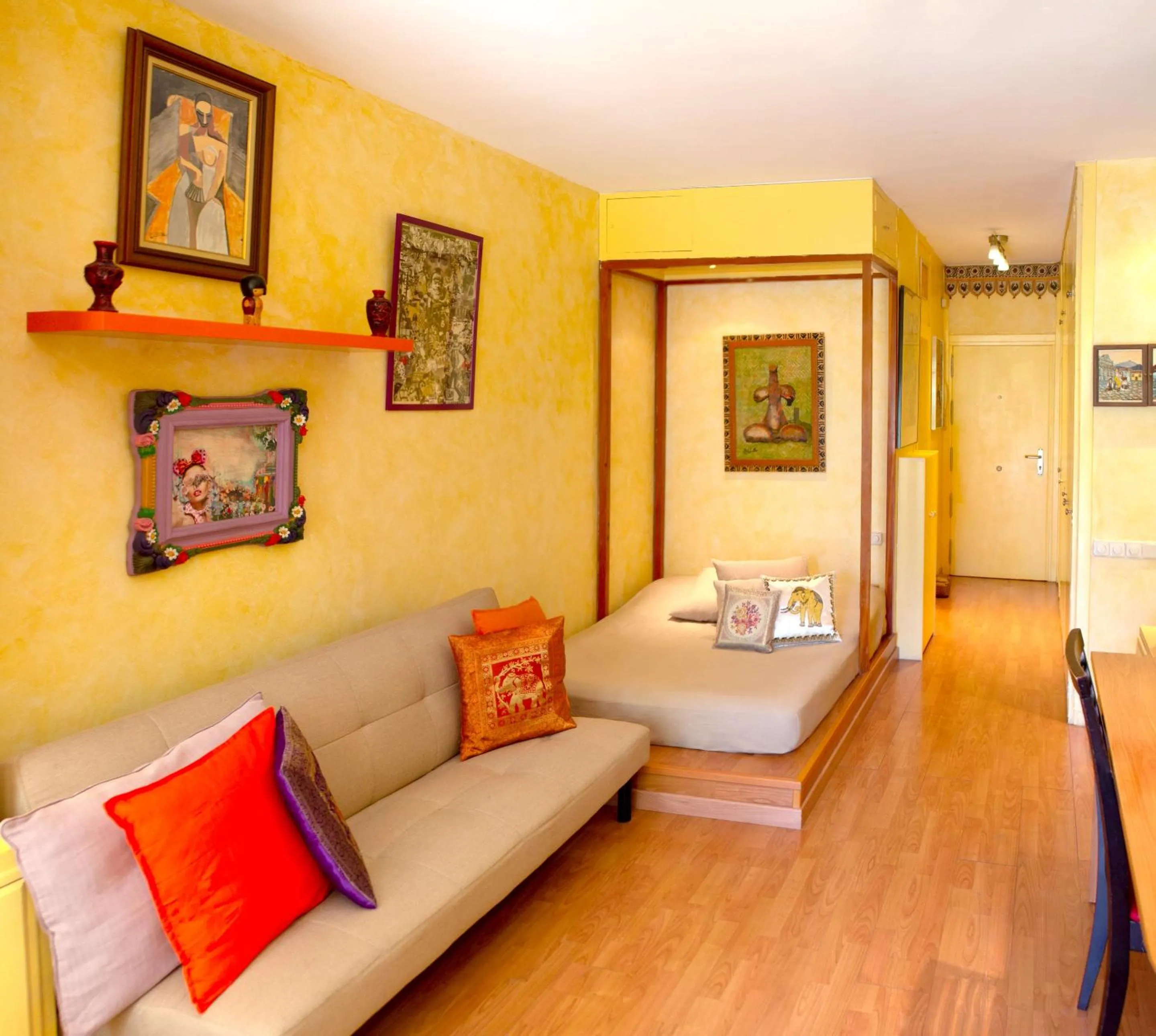 Living room in Quiet Studio in Madrid - 35 m² with Shared Pool