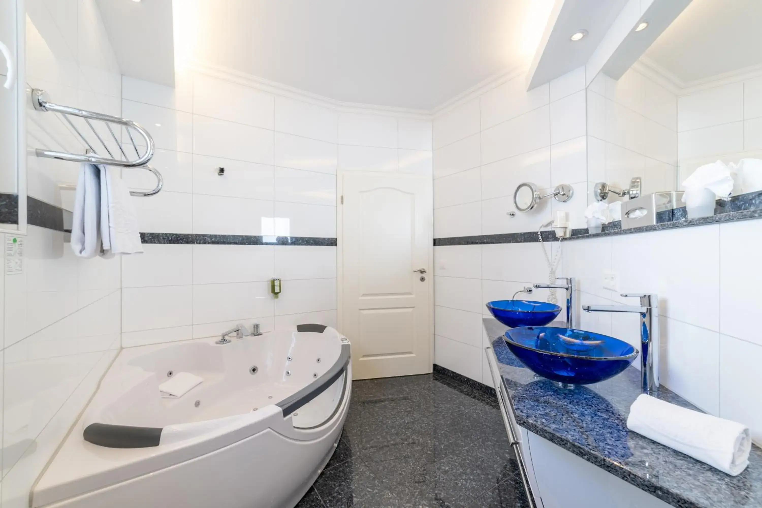 Suite - partially with balcony in Turmhotel Victoria Davos Suite - partially with balcony in Turmhotel Victoria Davos