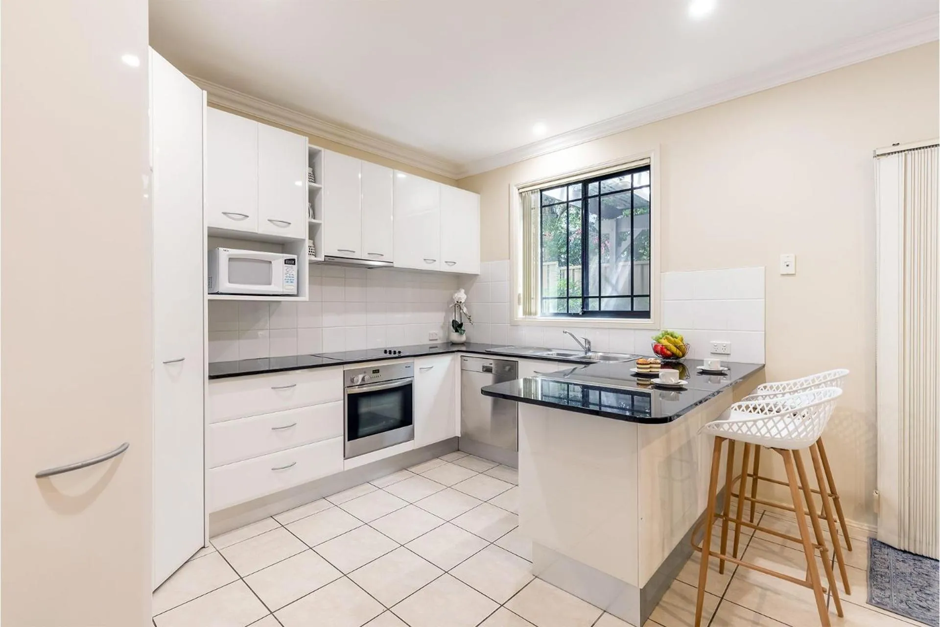 2 11a Christmas Bush Avenue - fantastic pet friendly townhouse close to Dutchies Beach with Wi-Fi and Air Con