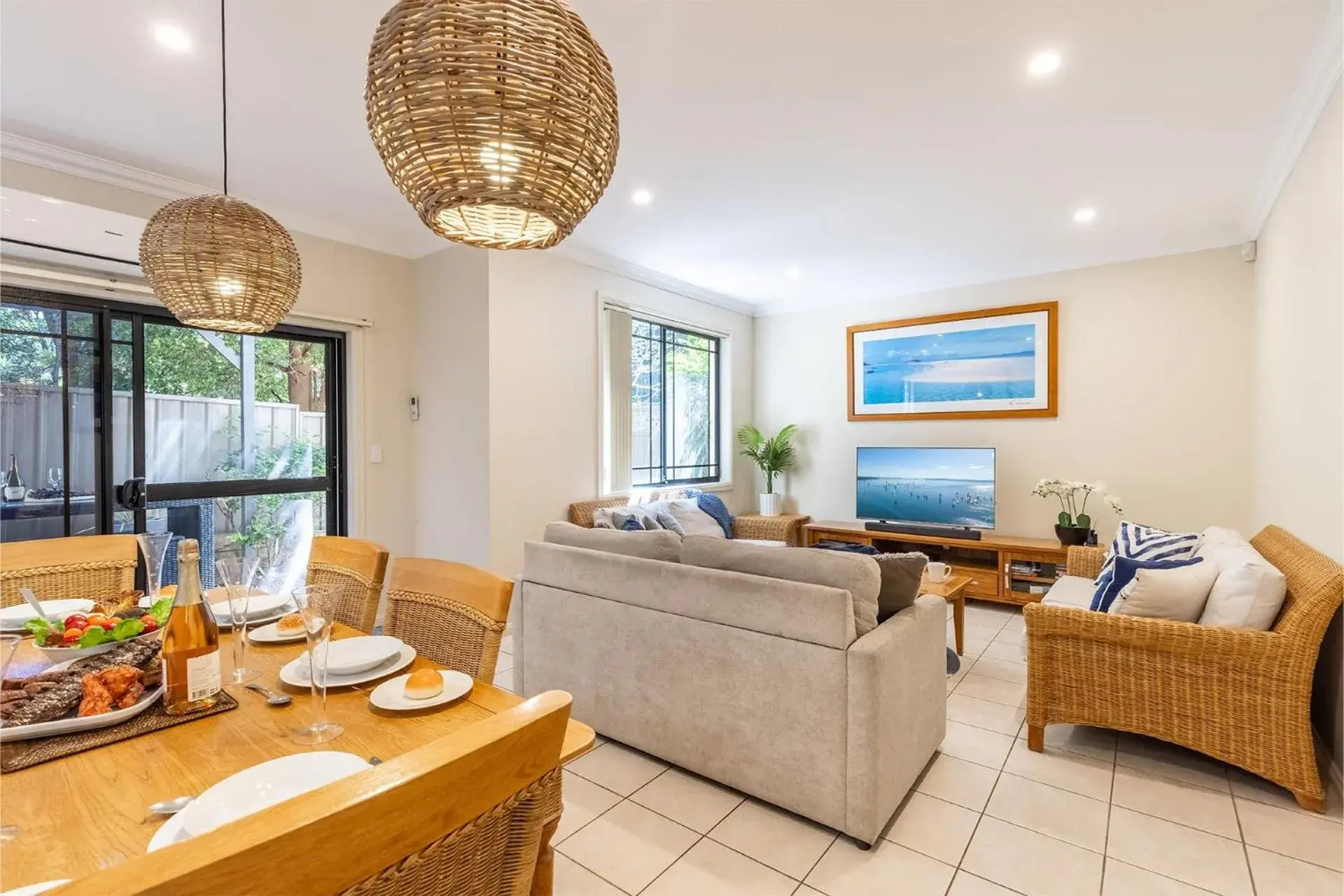 2 11a Christmas Bush Avenue - fantastic pet friendly townhouse close to Dutchies Beach with Wi-Fi and Air Con 2 11a Christmas Bush Avenue - fantastic pet friendly townhouse close to Dutchies Beach with Wi-Fi and Air Con