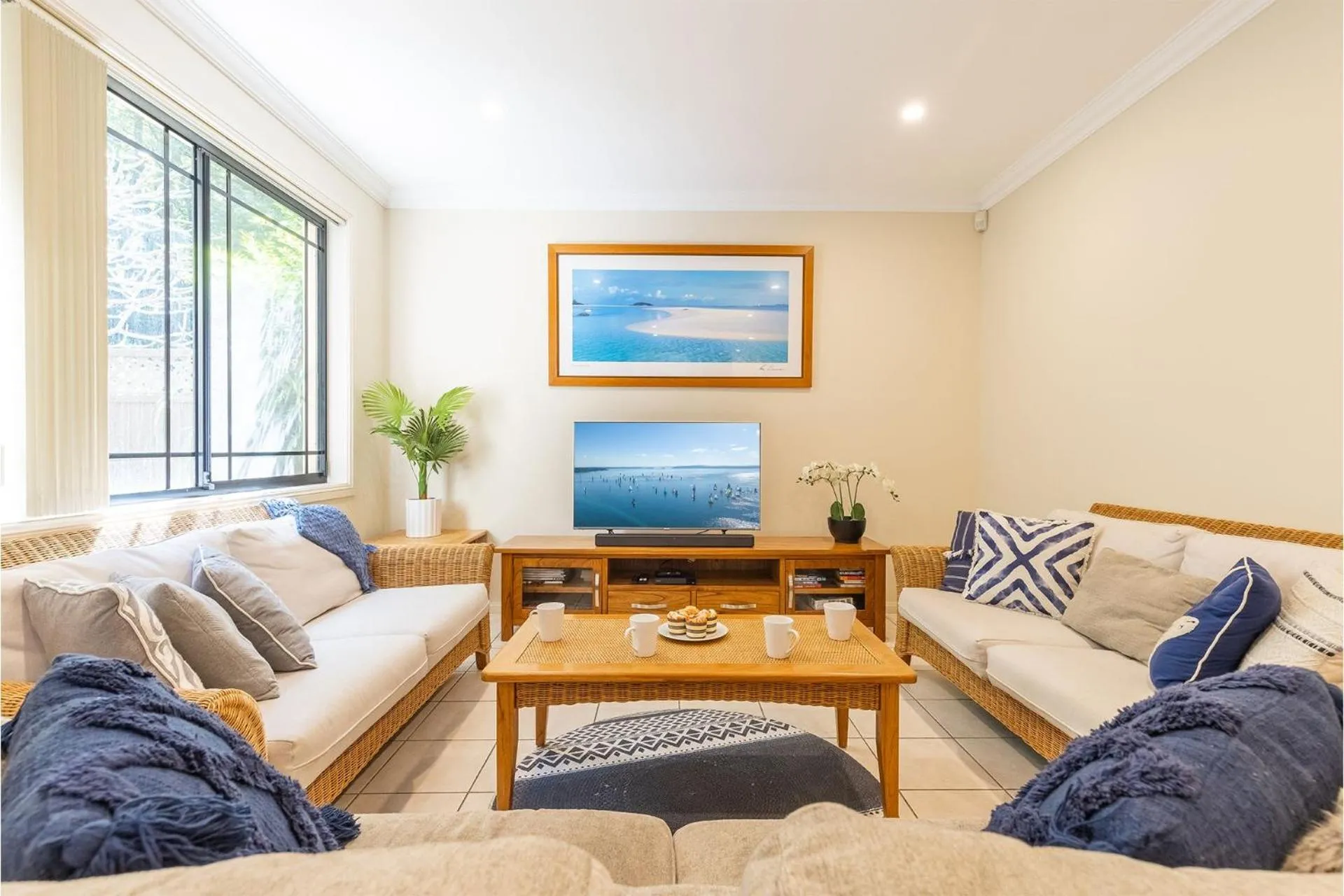 2 11a Christmas Bush Avenue - fantastic pet friendly townhouse close to Dutchies Beach with Wi-Fi and Air Con