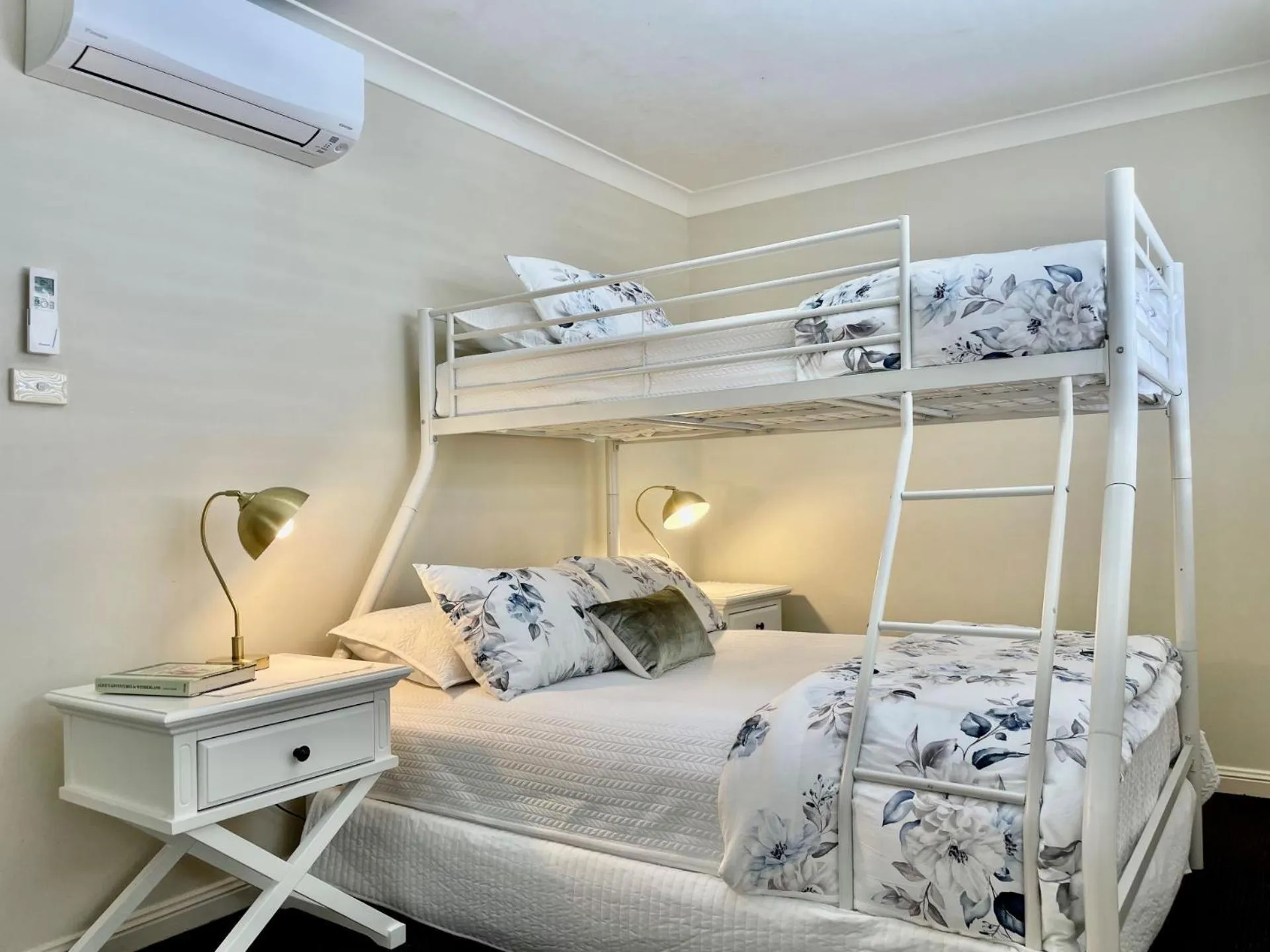 Bed in Oaks Pacific Blue 349 fantastic pool