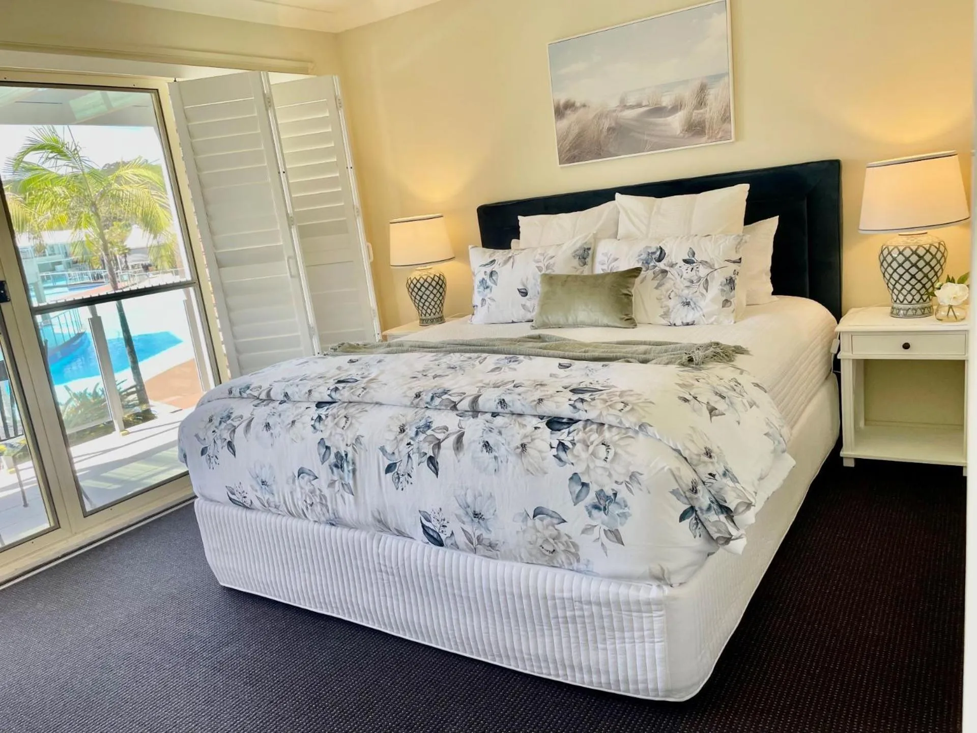 Bed in Oaks Pacific Blue 349 fantastic pool