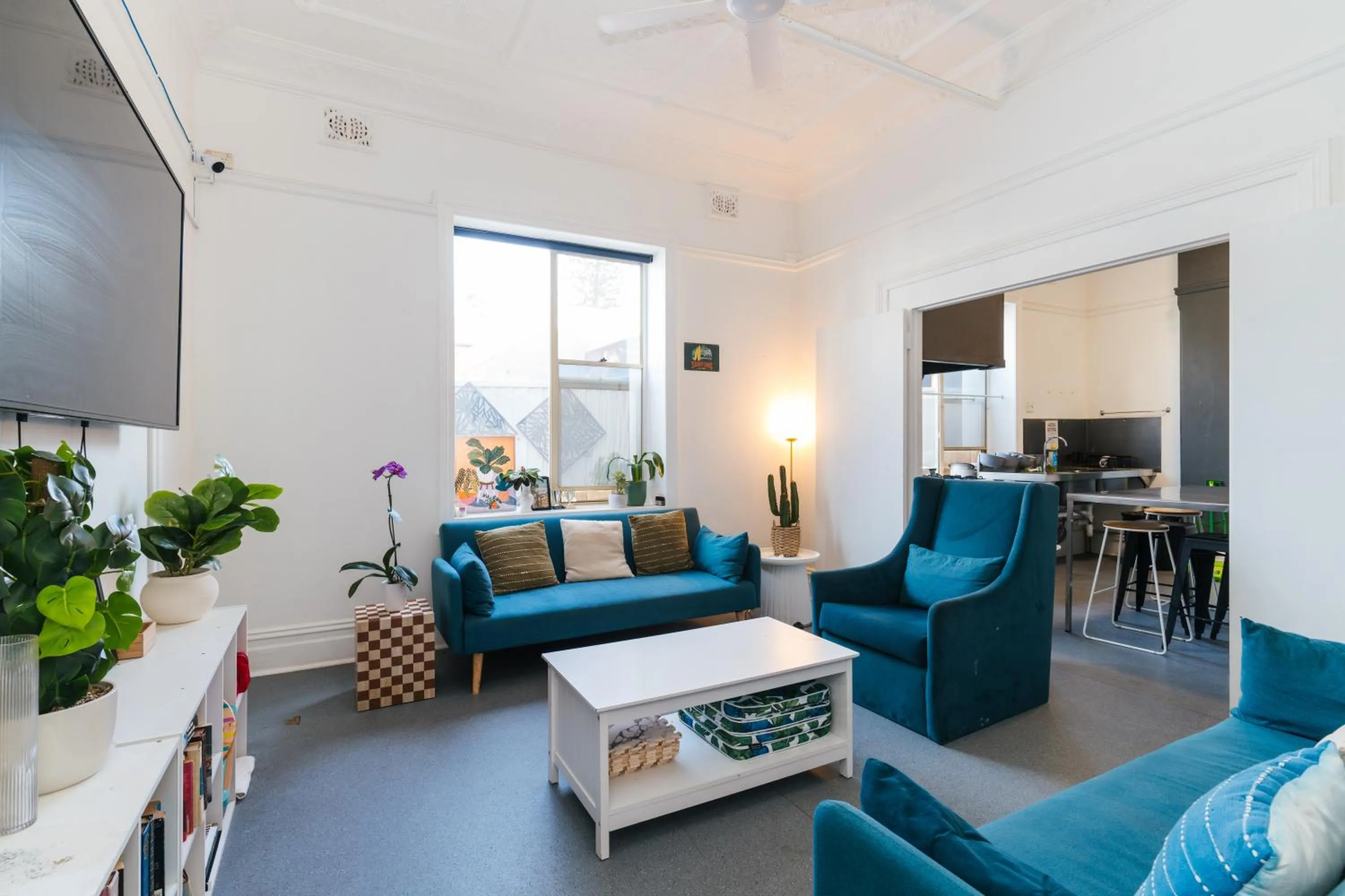 Communal lounge/ TV room in Manly Beach Guesthouse