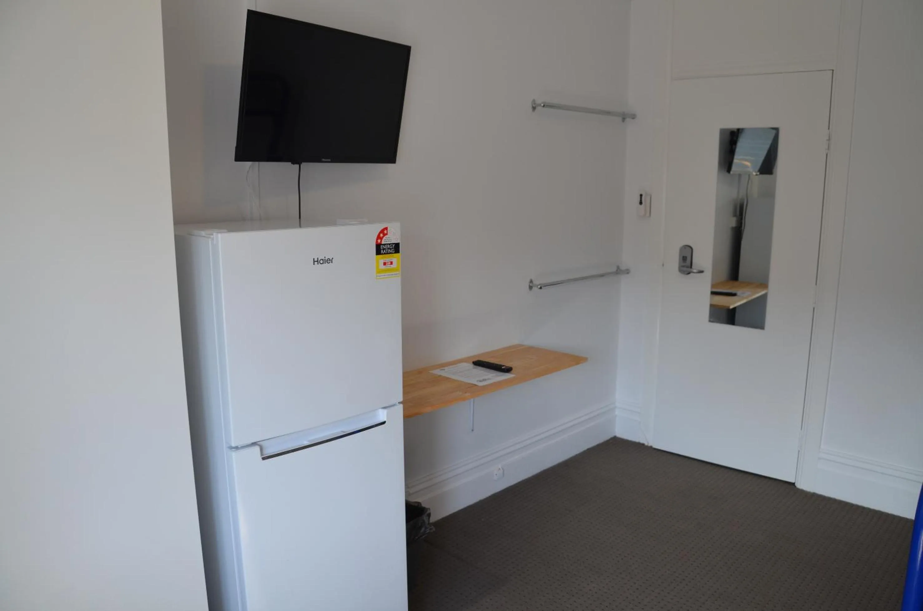 TV and multimedia in Manly Beach Guesthouse