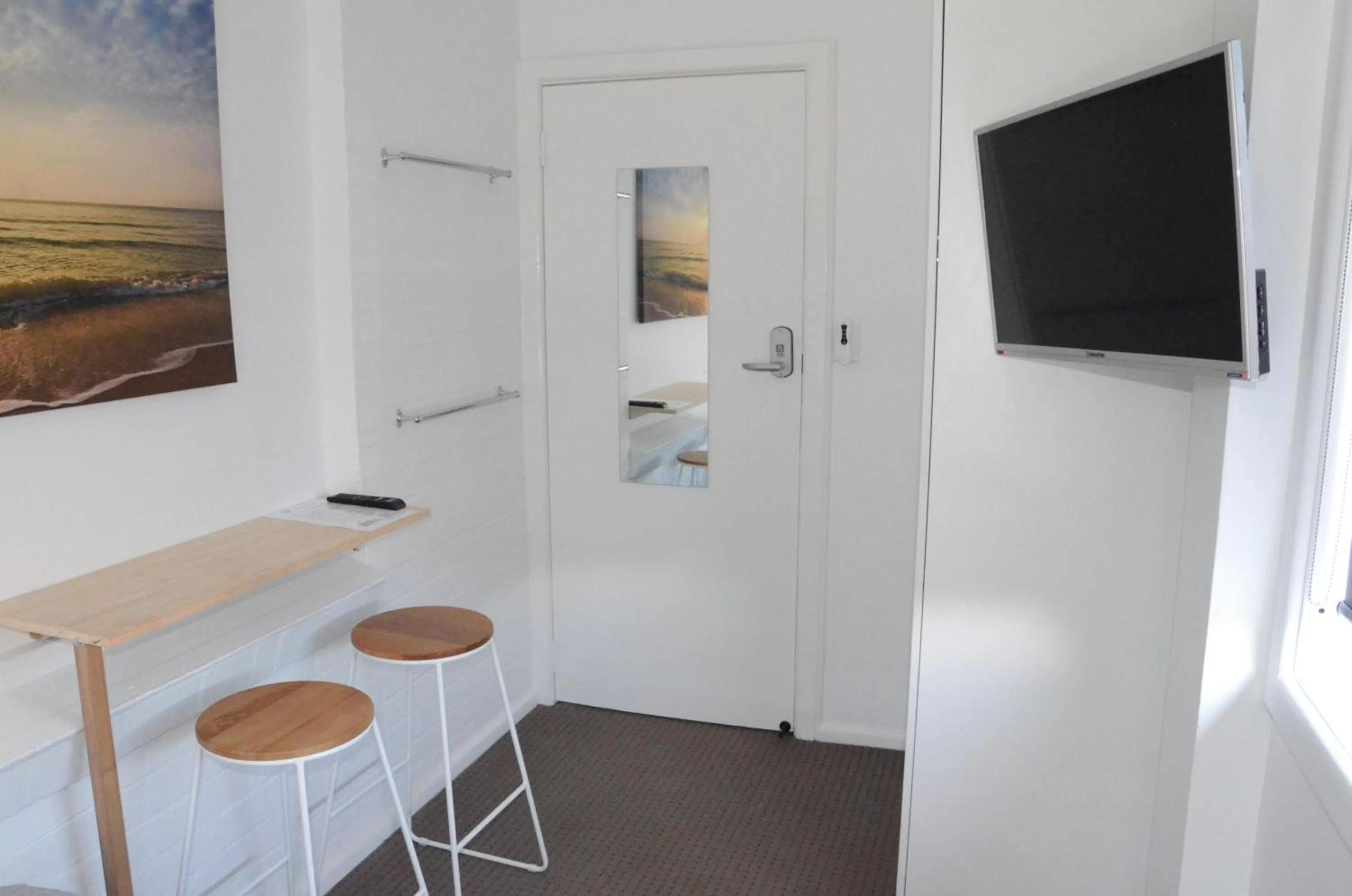 TV and multimedia in Manly Beach Guesthouse